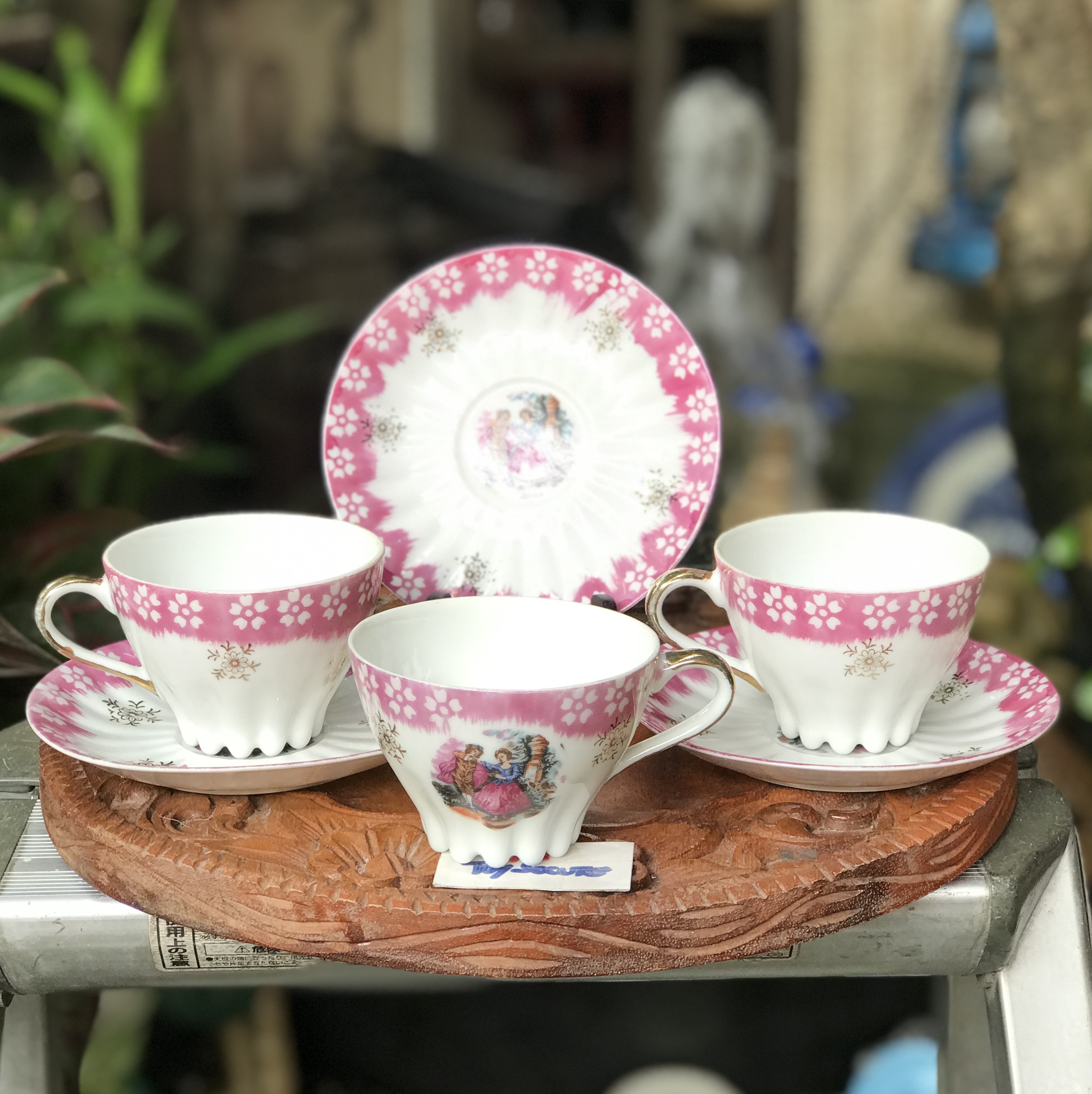 3 ชุดชุดถ้วยกาแฟพร้อมจานรองลายหนุ่มสาว จานรองมีสะกิดขอบนิดๆ 1 ใบ La Reine Limoges with Fragonard Couple Scene