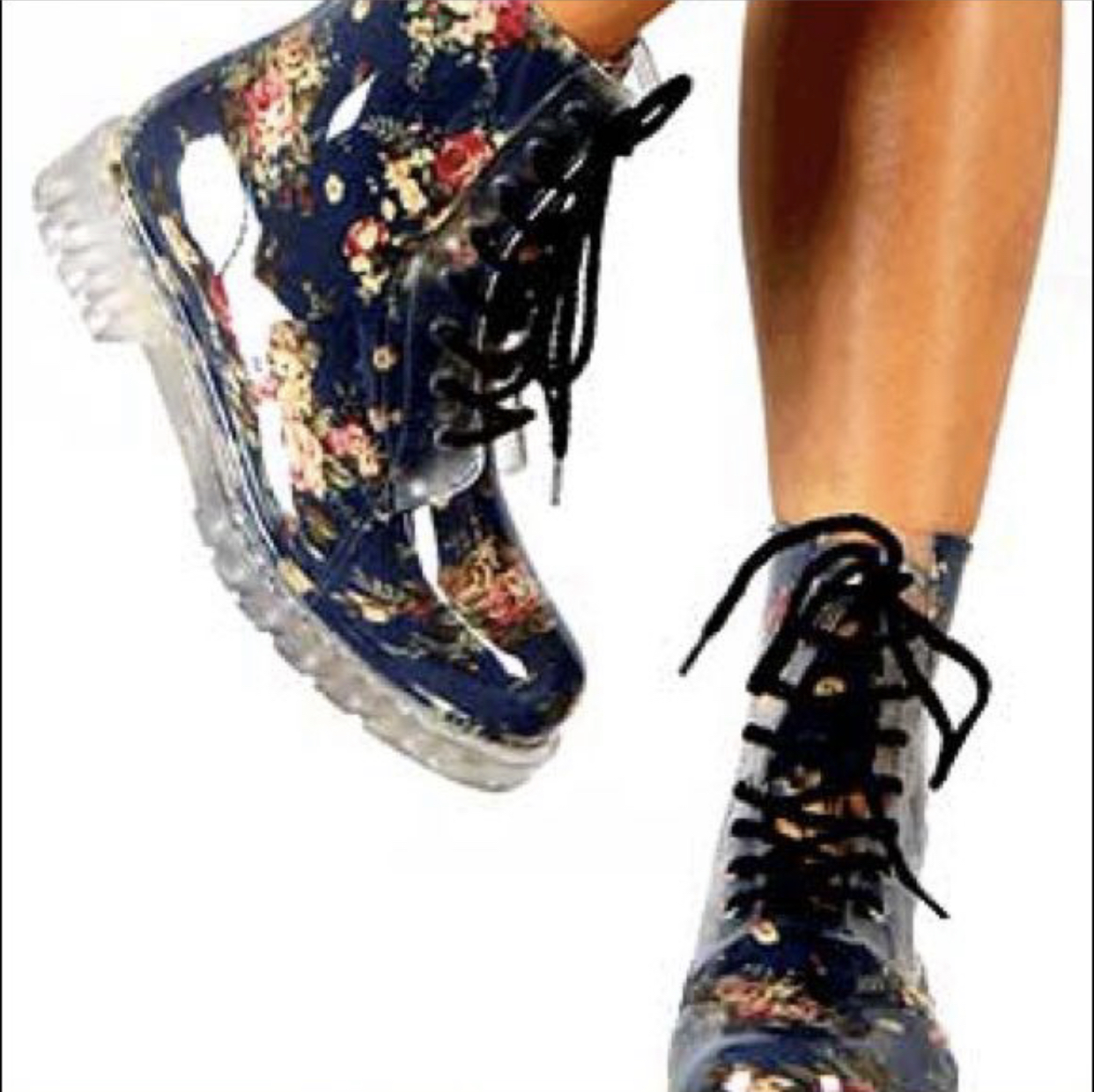 ￼สำหรับคนใส่เบอร์ 37-38 รองเท้าบูท พื้นน้ำเงินลายดอก Clear Vinyl Boots Navy Blue Floral Lace Up Water Resistant