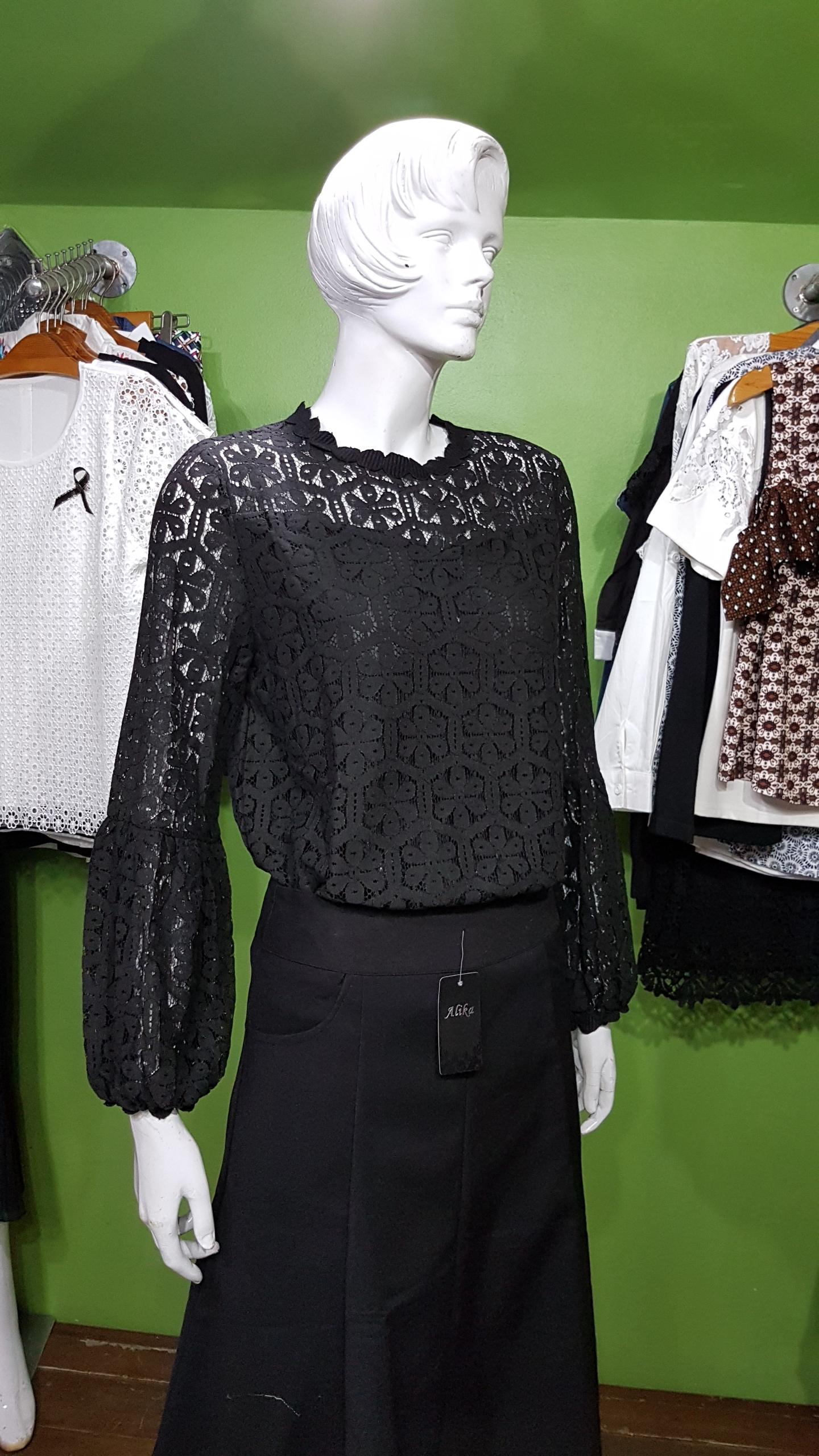 เสื้อลูกไม้แขนยาวสีดำ SO GOOD มีซับใน ( ผ้าไม่ยืดค่ะ ) ค่ะ