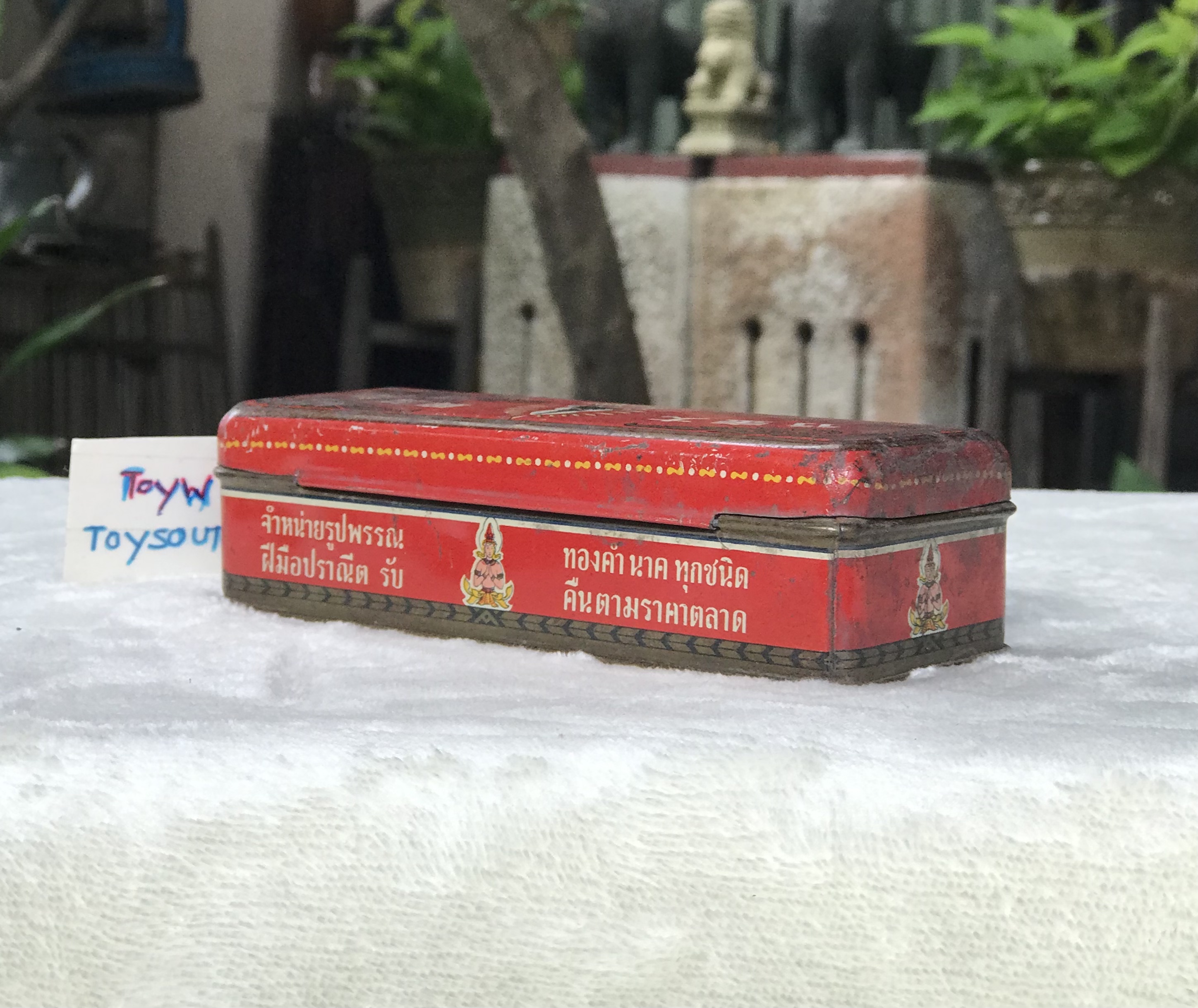 กล่องสังกะสีใส่ทอง ใส่เครื่องประดับ สมัยพระนคร ห้างค้าทองฮั่วเซ่งเฮง ขนาดกว้าง 2 นิ้ว ยาว 6 นิ้ว สูง 1.5 นิ้ว