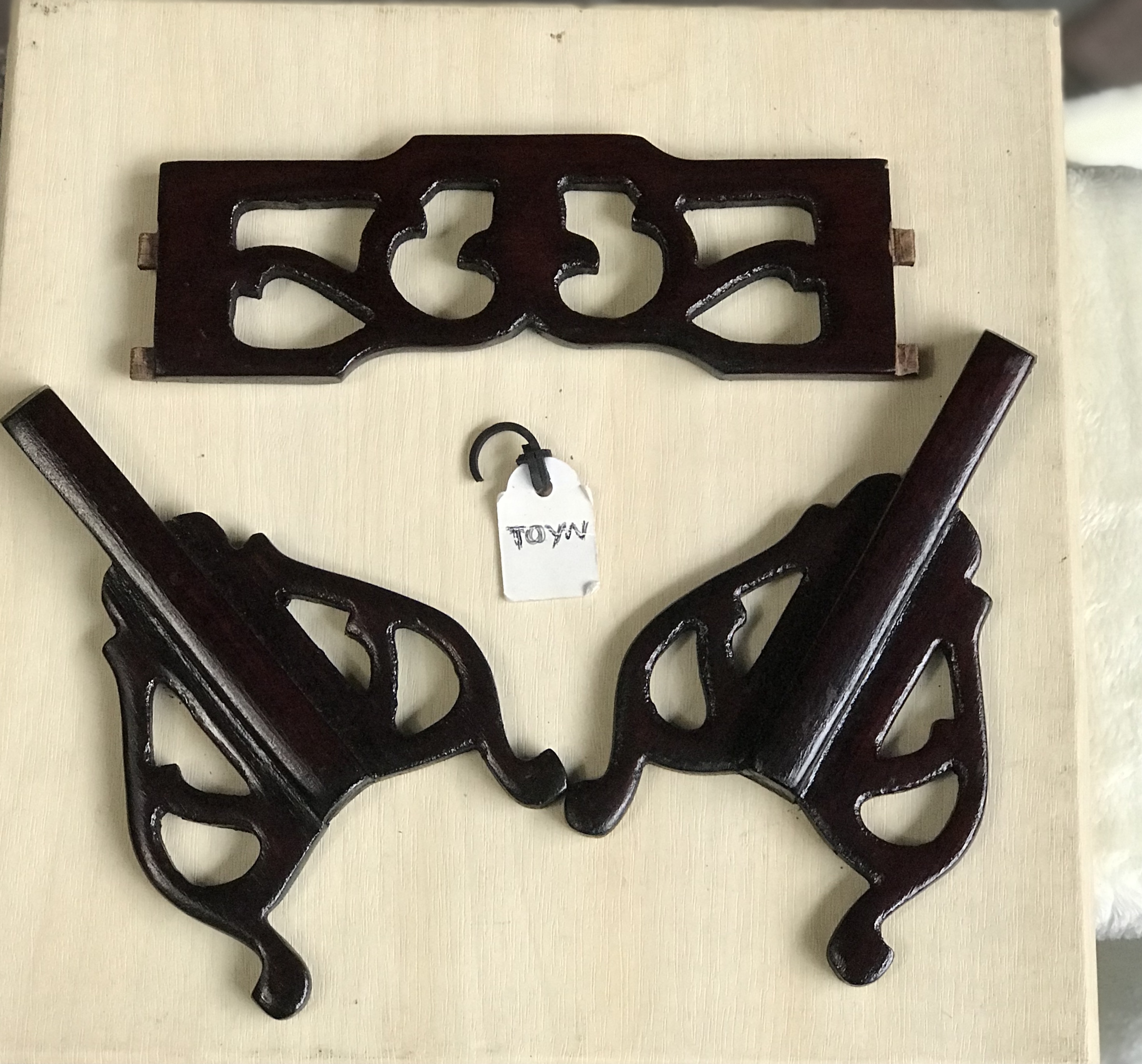 ผ้าไหมจีนปักลายม้า กรอบกระจกนูน/ฐานไม้ Rose Wood หมุนได้ Silk Embroidery Pivoting Table Screen Horse Pony Stallion