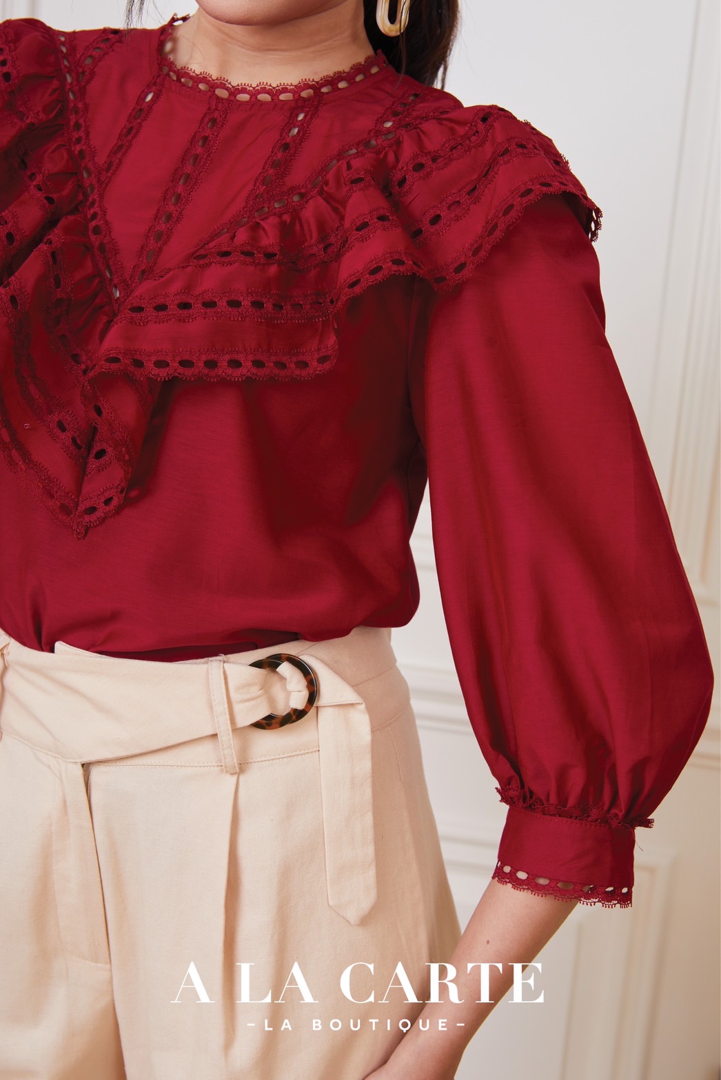 68789 เสื้อ A LA CARTE ผ้าคอตตอนกึ่งซิลด์แขน 3 ส่วน เนื้อสวยใส่สบาย ตัดต่อวีช่วงอกแทรกด้วยทริมลูกไม้ ระบายเป็นวอลลุ่ม ขอบแขนแทรกทริมลูกไม้ สีครีม XL-2XL สีเขียว S , XL,2XL