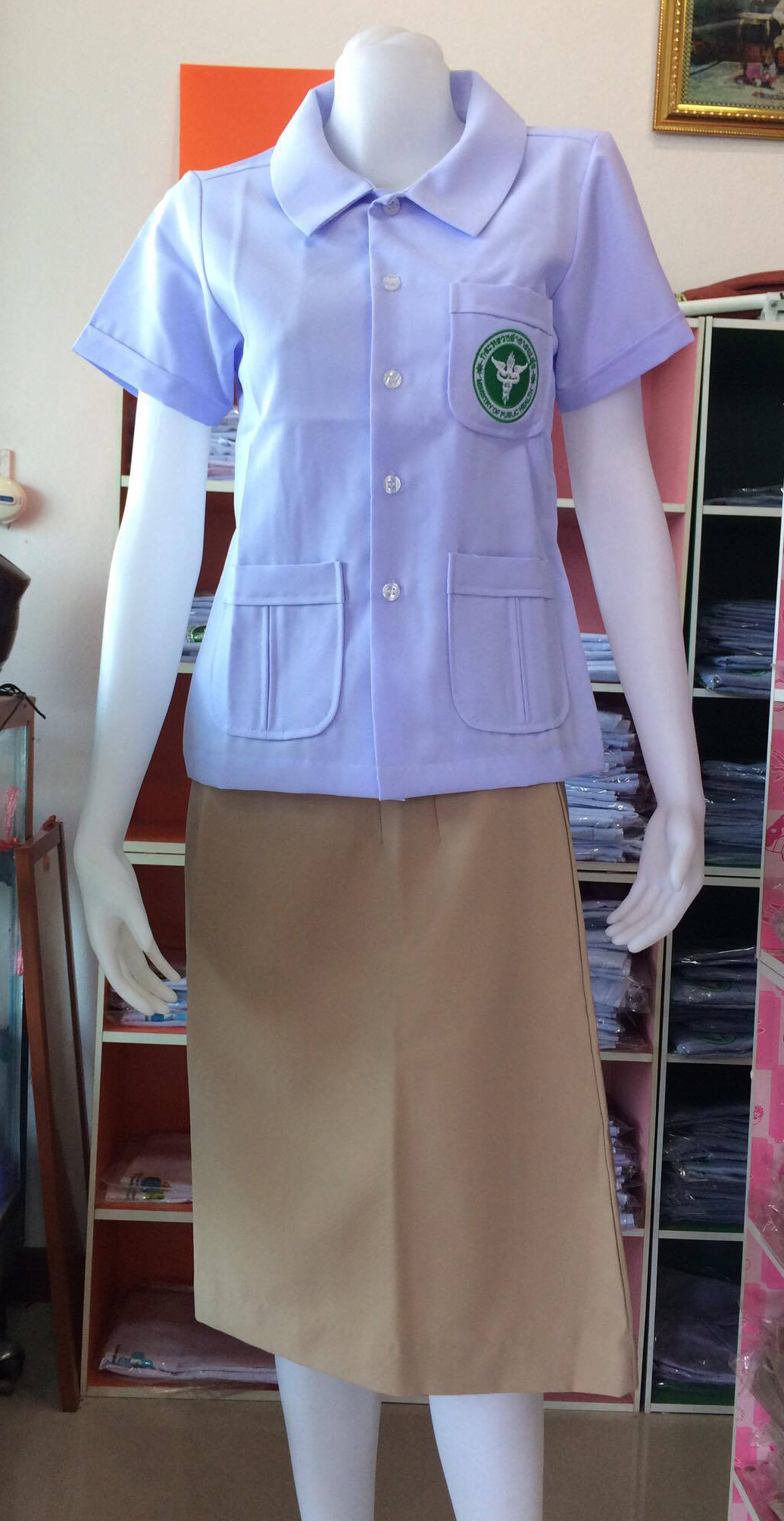 เสื้อกาวน์ขาวสีขาวโอโม่/คอบัวแหลม ผ้าสเป็นเด็กซ์ปักกระทรวงสาธารณสุข