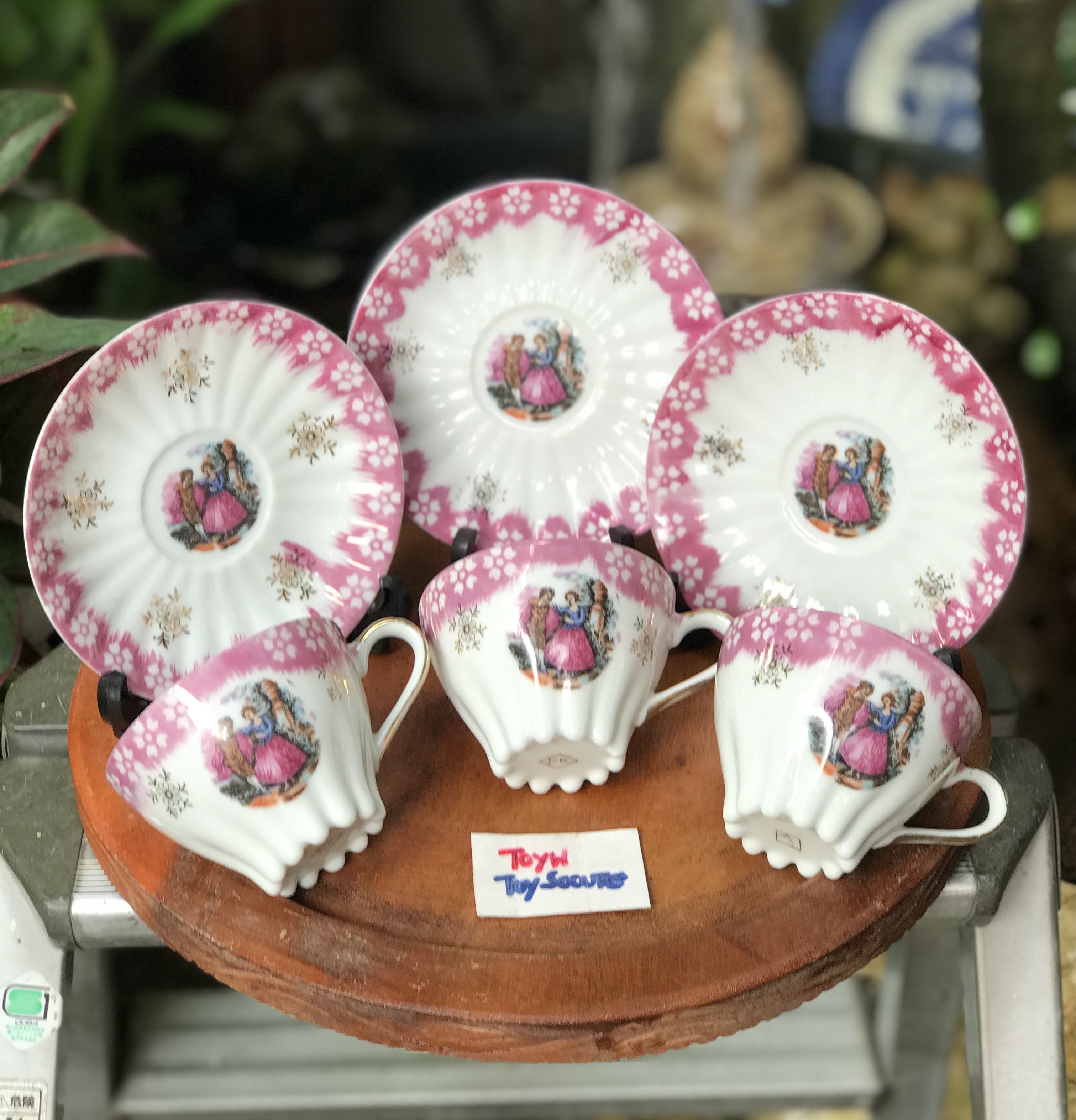 3 ชุดชุดถ้วยกาแฟพร้อมจานรองลายหนุ่มสาว จานรองมีสะกิดขอบนิดๆ 1 ใบ La Reine Limoges with Fragonard Couple Scene