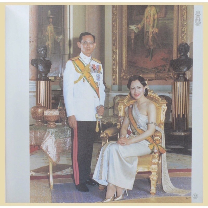 เก็บเก่า หนังสือร่มเกล้าชาวไทย โดย ธนาคารออมสิน วาระในหลวงรัชกาลที่ 9 เจริญพระชนมพรรษา ครบ 5 รอบ ปี 2530 หนังสือทรงคุณค่าควรแก่การเก็บรักษาไว้เพื่อระลึกในพระมหากรุณาธิคุณของในหลวงรัชกาลที่ 9