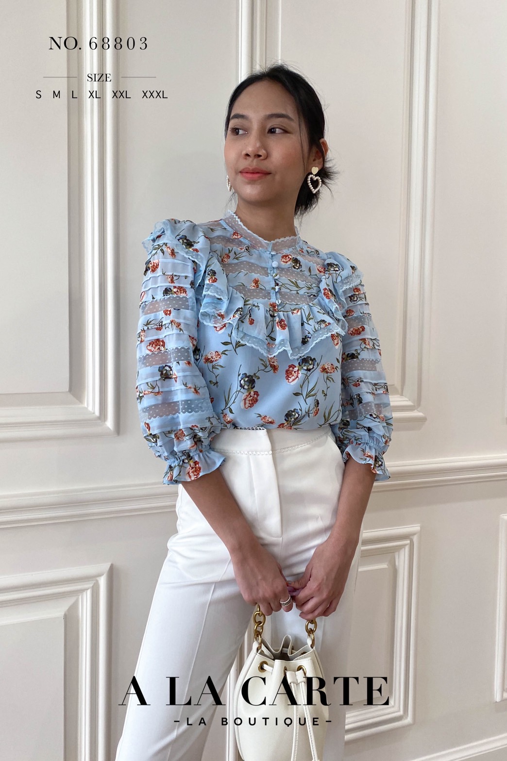68803🍁A La Carte⚘️ 🍁เสื้อชีฟองพิมพ์ลาย ดีเทลตัดสลับทริมลูกไม้แบบชิ้นต่อชิ้น เรียงกันที่ช่วงอกและแขนเสื้อ คอปลดกระดุมได้ มีระบายโค้งรอบคอ แขนเสื้อ 3 ส่วนสม็อกยางยืดมีระบาย สีชมพู M สีฟ้า S สีดำ M,XL,2-XL