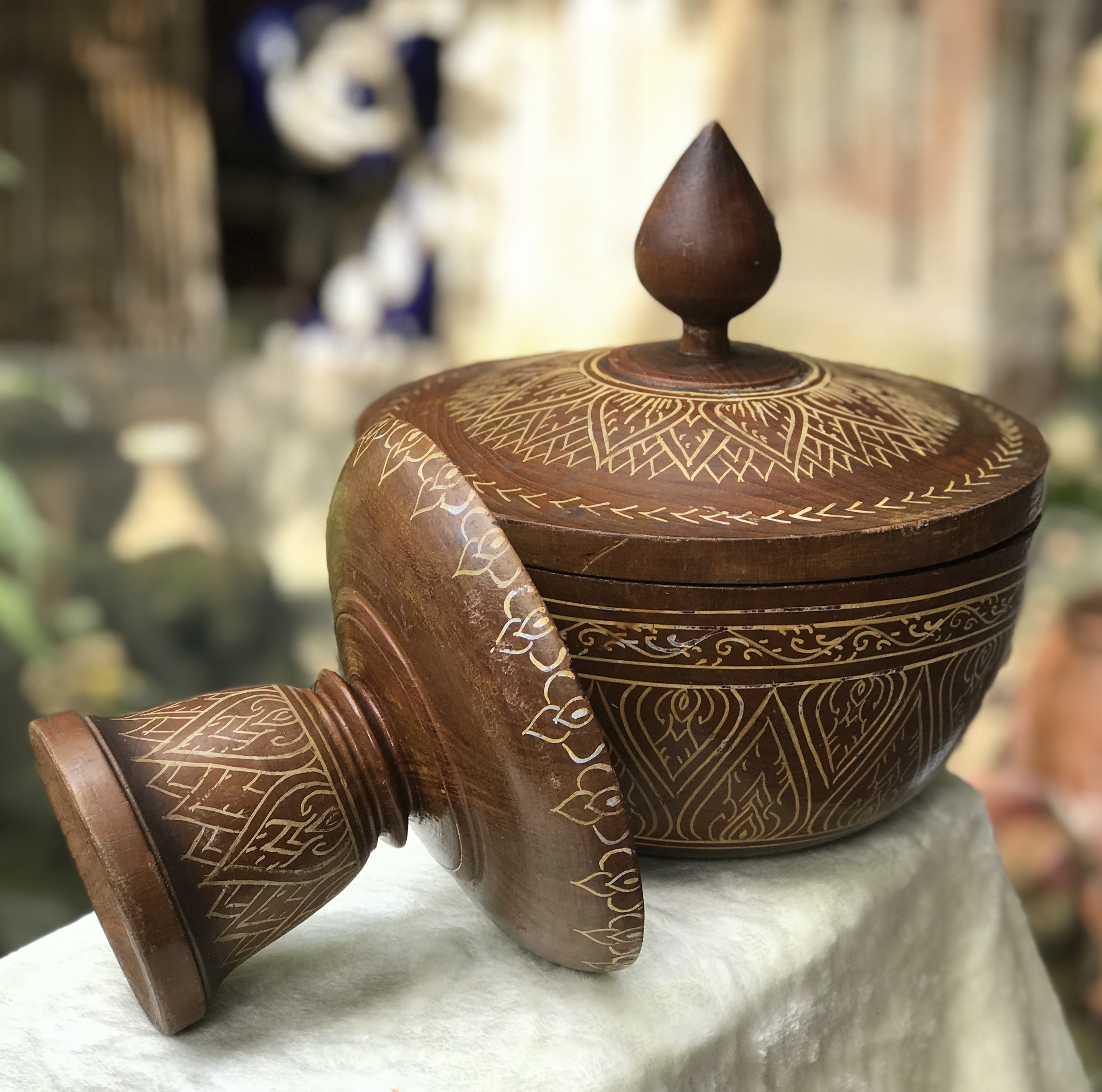 โถ/ขัน ฝาปิดพร้อมพานไม้สัก เขียนมือลายไทย งานเก่าสวยสมบูรณ์ Vintage teak wooden handicrafted Bowl