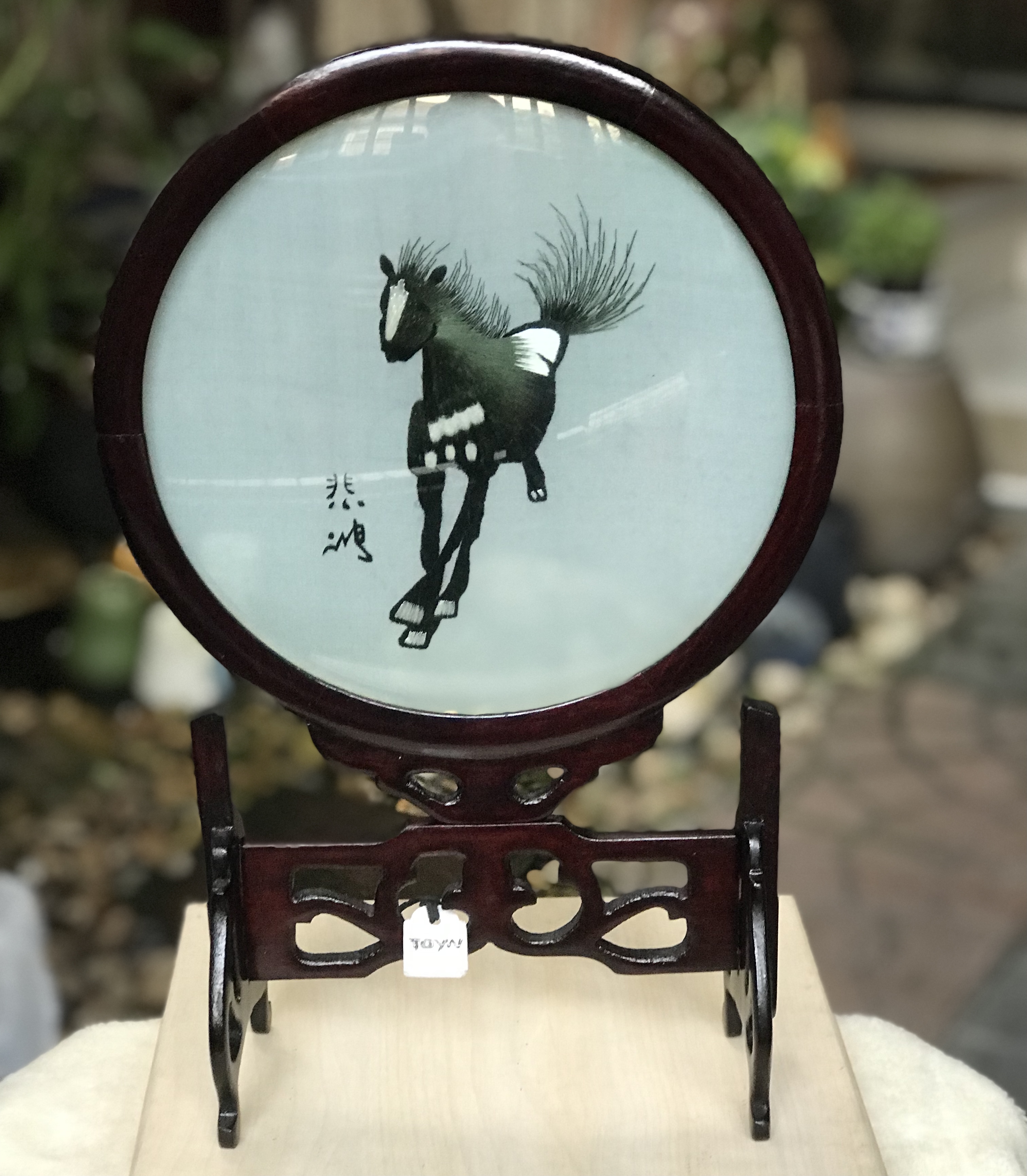 ￼ผ้าไหมจีนปักลายม้า กรอบกระจกนูน/ฐานไม้ Rose Wood หมุนได้ Silk Embroidery Pivoting Table Screen Horse Pony Stallion