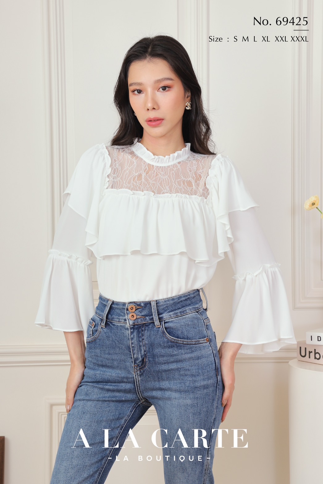 69425 เสื้อ A La Carte ชีฟองสีพื้นแขน 3 ส่วน ผ้าเนื้อเนียนนุ่ม ทิ้งตัว เย็นสบาย แต่งลูกไม้เนื้อนุ่มโปร่งช่วงอก แต่งระบาย และปลายแขน สีขาว S-L,2XL,3XL สีกรม S,L,3XL สีชมพู S,M