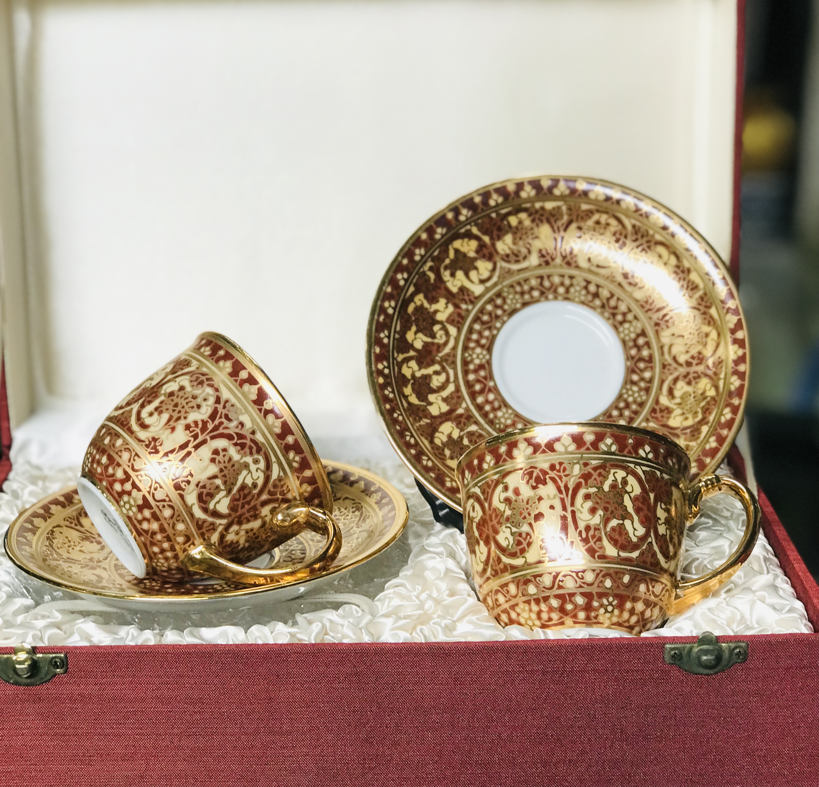￼เก่าเก็บ ถ้วยกาแฟเขียนลายน้ำทองพร้อมจานรอง บรรจุกล่องผ้าไหมสวยหรู Set of 2 Coffee Cup & Saucer