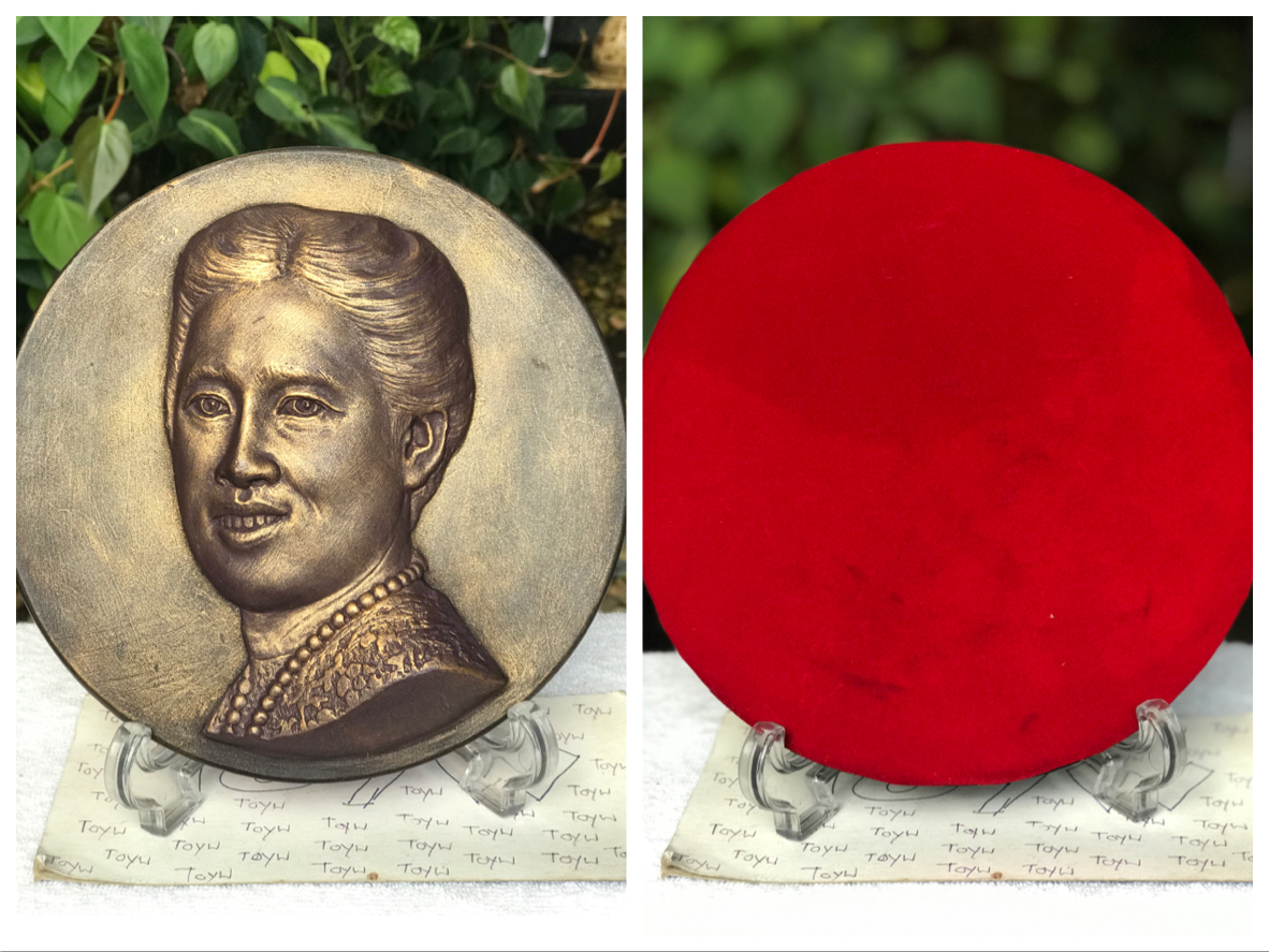 ขิ้นละ 490 บาท รูปหล่อสมเด็จพระกนิษฐาธิราชเจ้า กรมสมเด็จพระเทพรัตนราชสุดาฯ สยามบรมราชกุมารี ขนาดเส้นผ่าศูนย์กลาง 7.5 นิ้ว