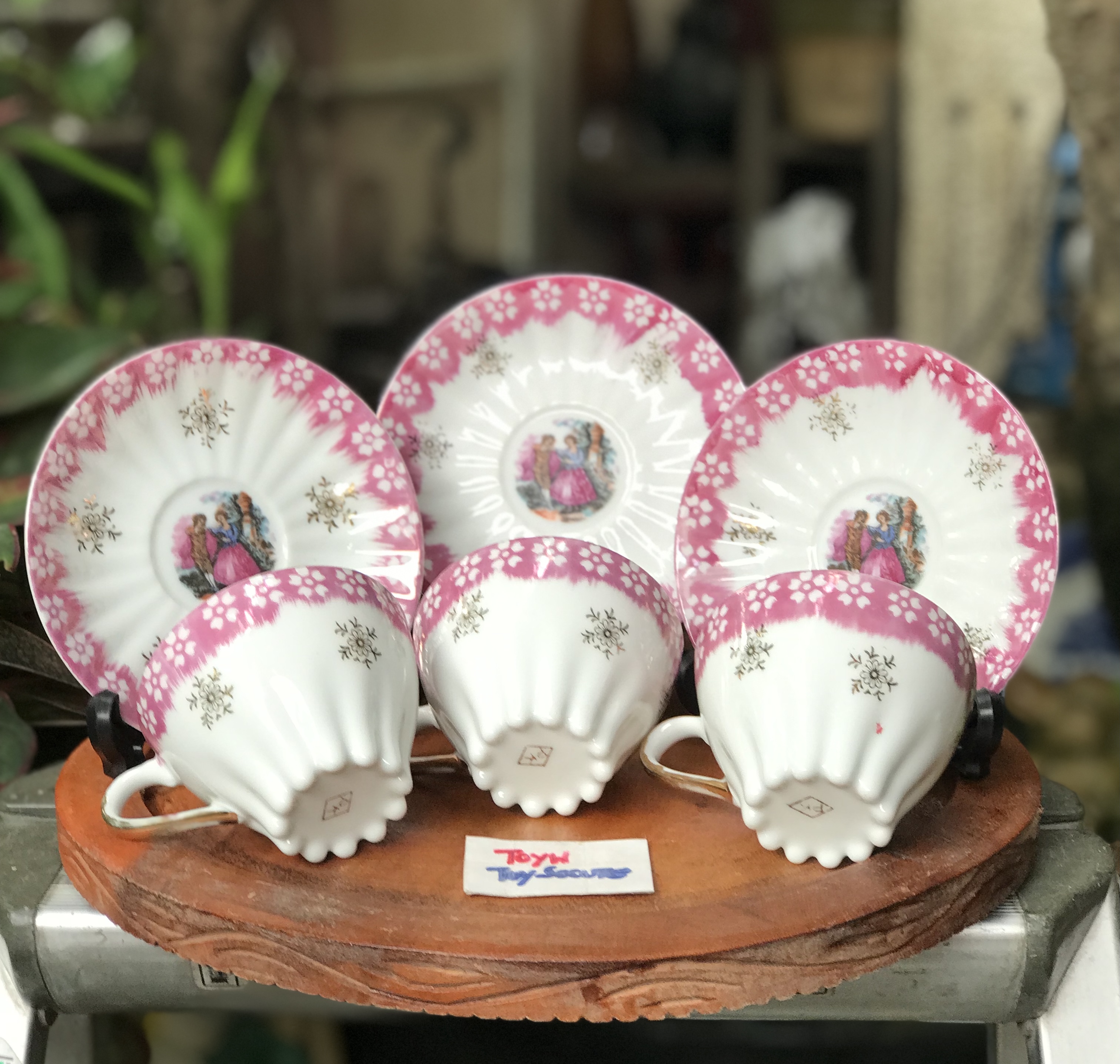 3 ชุดชุดถ้วยกาแฟพร้อมจานรองลายหนุ่มสาว จานรองมีสะกิดขอบนิดๆ 1 ใบ La Reine Limoges with Fragonard Couple Scene