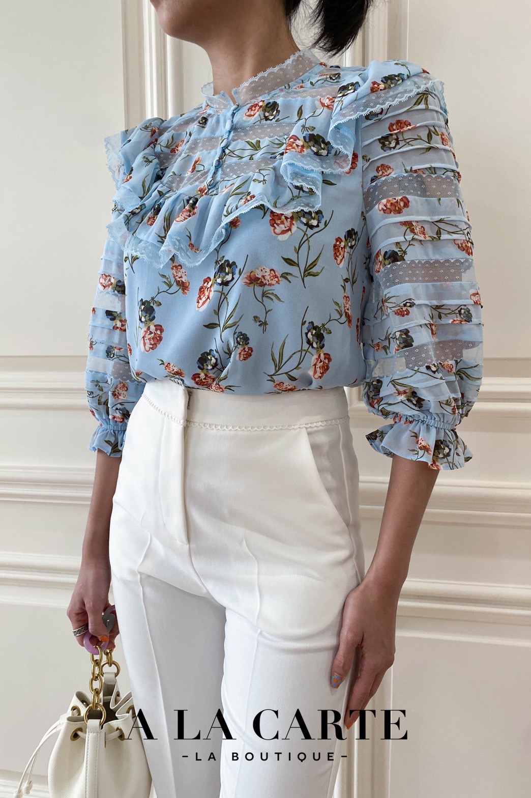68803🍁A La Carte⚘️ 🍁เสื้อชีฟองพิมพ์ลาย ดีเทลตัดสลับทริมลูกไม้แบบชิ้นต่อชิ้น เรียงกันที่ช่วงอกและแขนเสื้อ คอปลดกระดุมได้ มีระบายโค้งรอบคอ แขนเสื้อ 3 ส่วนสม็อกยางยืดมีระบาย สีชมพู M สีฟ้า S สีดำ M,XL,2-XL