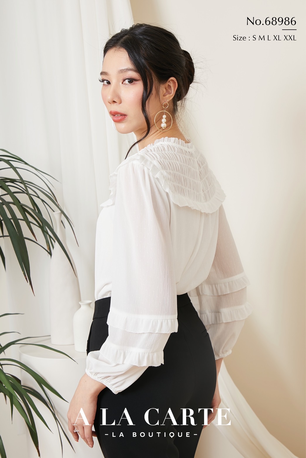 68986 A La Carte เสื้อชีฟองสีพื้นเนื้อเยื่อไม้เท็กเจอร์จุดในตัว สม็อกช่วงอกหน้าหลัง ทรงคอกลมผ่าวีผูกโบว์ปรับผูกเองได้ ทรงแขนยาว ตัดต่อระบาย 2 ชั้นใส่ยางยืดที่ขอบแขน สีขาว M,L,2XL เขียว L กรม S,M,XL