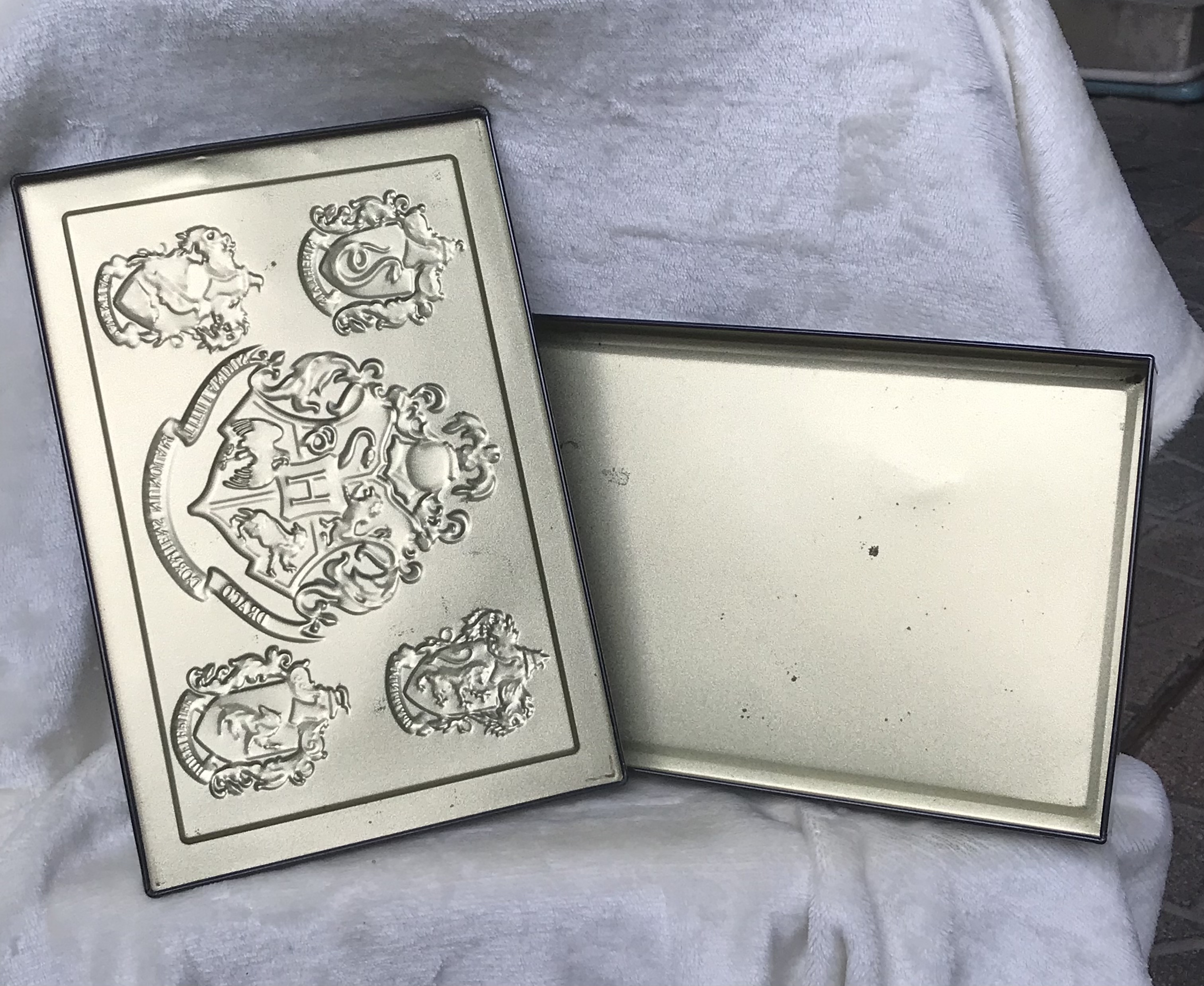 กล่องโลหะแฮรี่พอตเตอร์ ฝาลายปั๊มนูน กล่องขนม Universal Studios Japan USJ Harry Potter Can Chocolate Rare Hogwarts