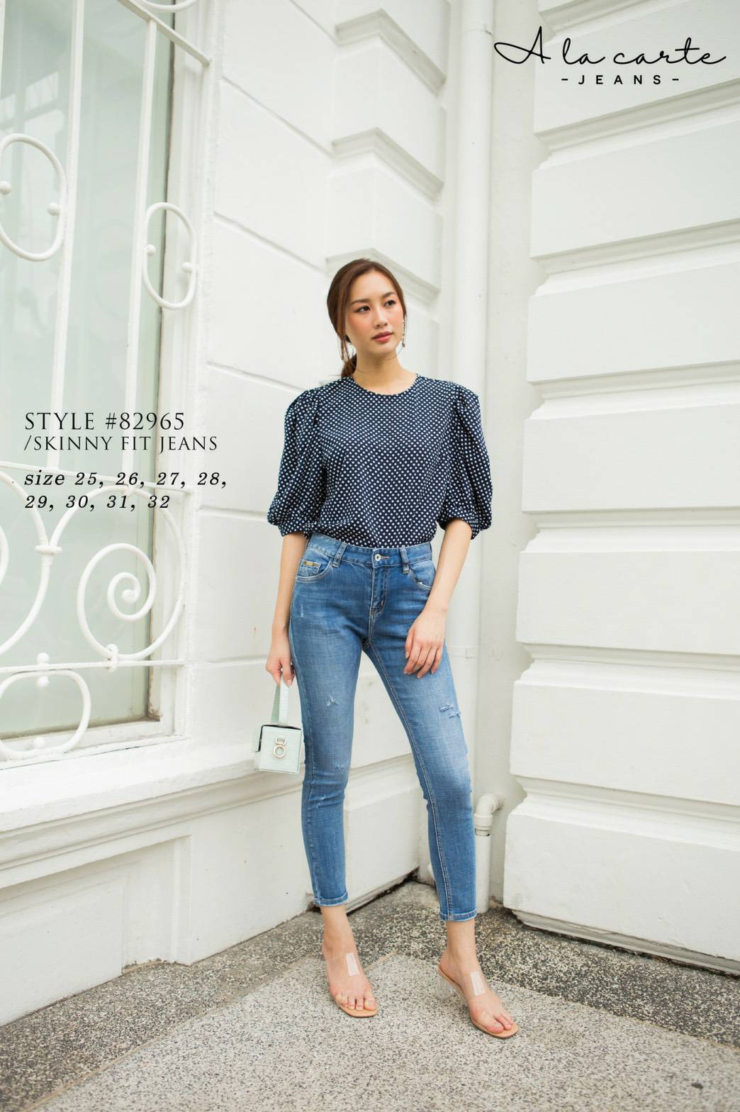 #82965 A La Carte Jeans 👖 กางเกงยีนส์ทรงสกินนี่ สีผ้าฟอกสวยเห็นลายผ้าชัด มีการฟอกเฟดช่วงหน้าขาทำให้ขาดูเพรียว เนื้อผ้านุ่ม ยืดเยอะ กระชับ แต่งรอยขาดเล็กน้อย 👖 size : 28,31