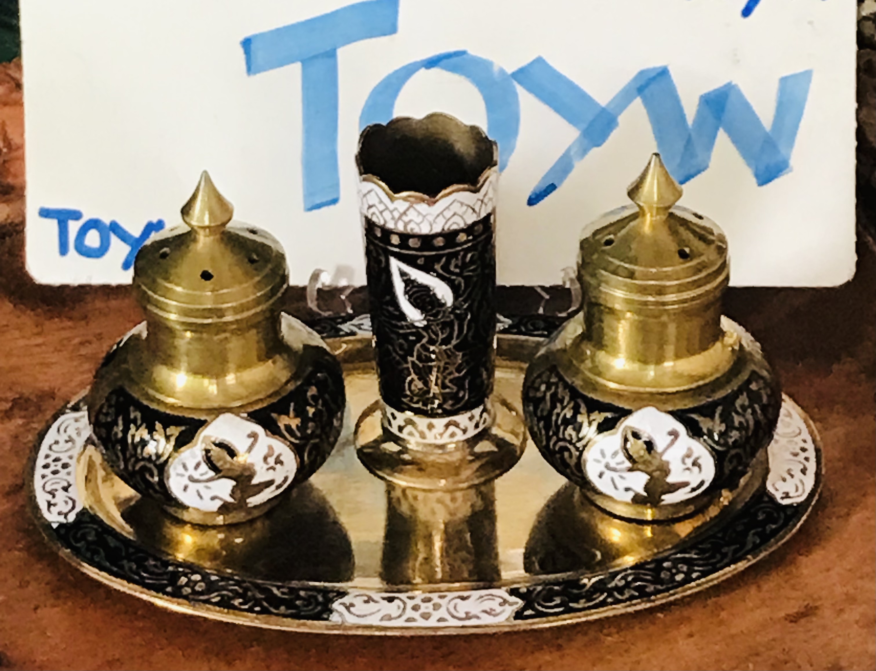 เริ่มต้น 690 บาท ของเก่า ชุดเครื่องปรุงทองเหลืองลงยา ขวดเกลือ ขวดพริกไทย ที่ใส่ไม้จิ้มฟัน พร้อมถาดรอง ลายเทพพนม ลายนางฟ้า