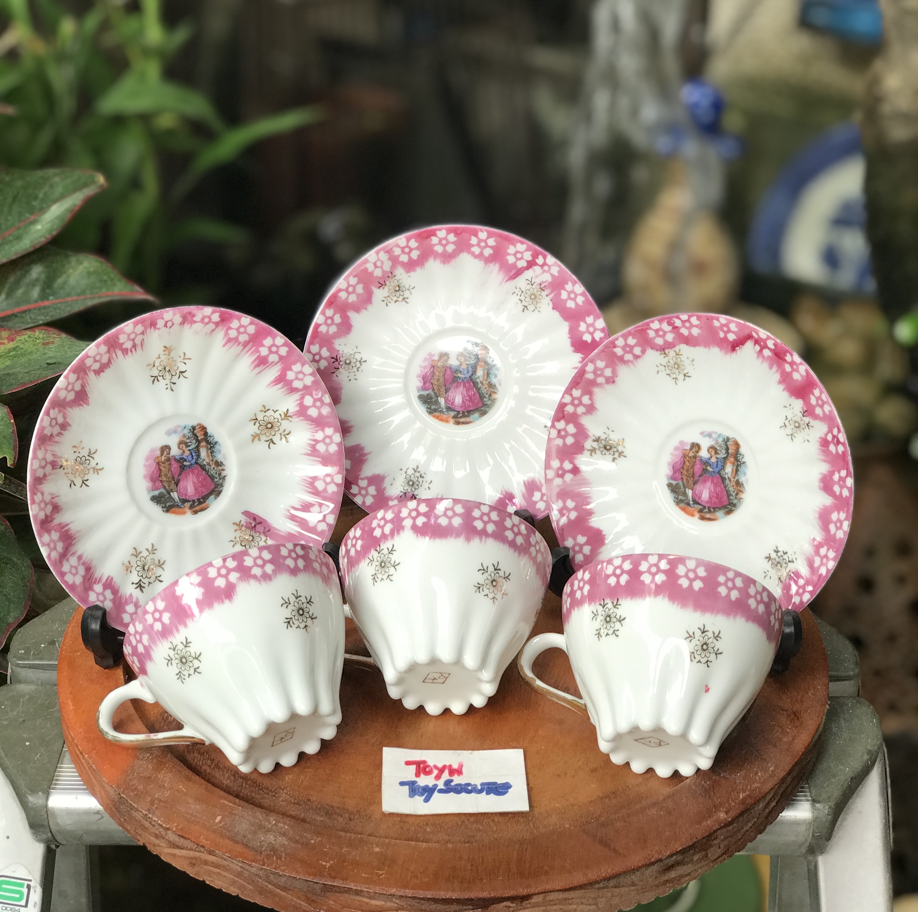 3 ชุดชุดถ้วยกาแฟพร้อมจานรองลายหนุ่มสาว จานรองมีสะกิดขอบนิดๆ 1 ใบ La Reine Limoges with Fragonard Couple Scene