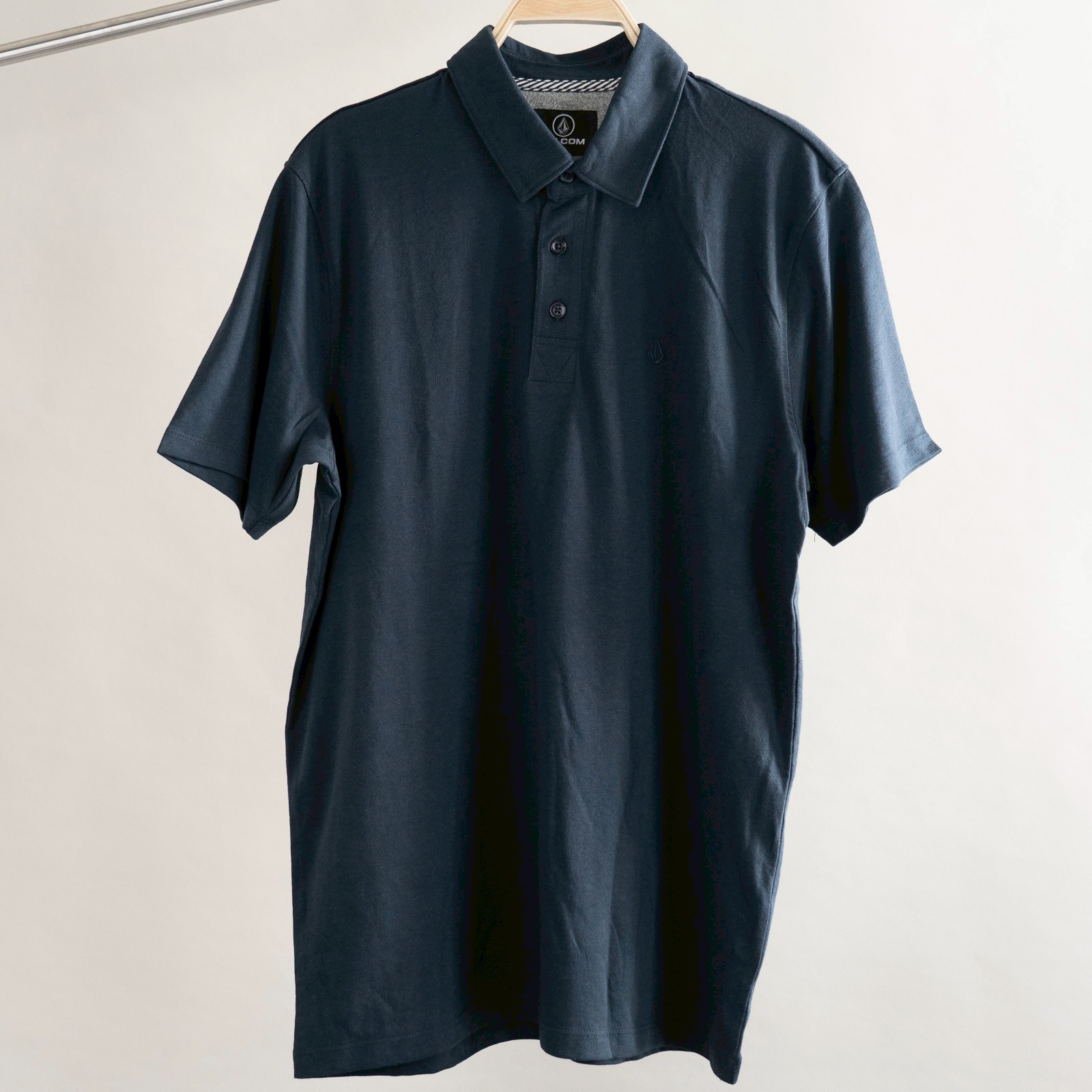 เสื้อโปโล Volcom Wowzer Polo (โปรสุดคุ้ม! ซื้อ 3 ตัวขึ้นไป เหลือตัวละ 490 บาท ทักไลน์ @pond-shop)