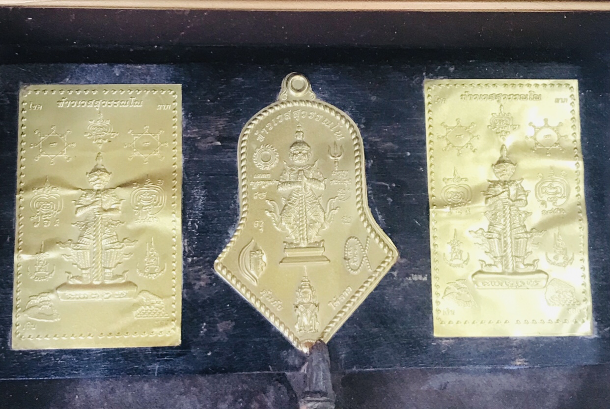 งานเก่า กรอบรูปไม้สักหน้ากระจก ท้าวเวสสุวรรณ พระผง แผ่นยันต์คุ้มภัย ให้ลาภ มีดทองเหลืองด้ามองค์ท้าวเวสสุวรรณ