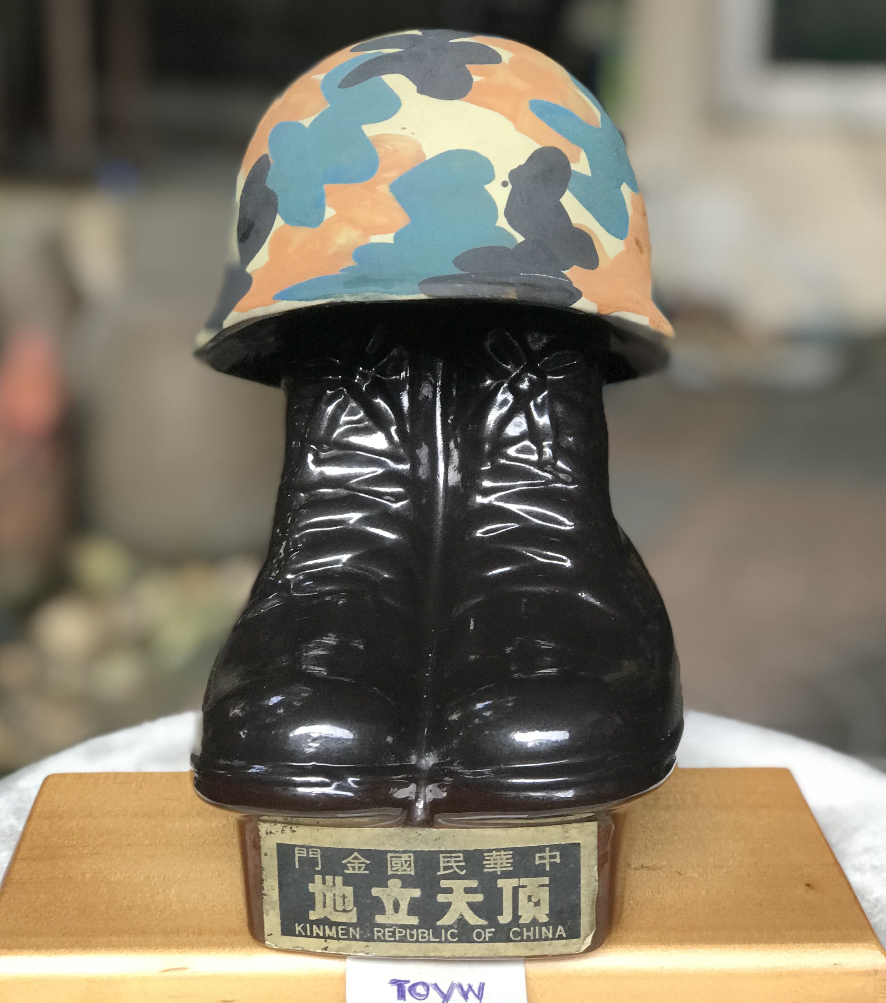 ￼ขวดเซรามิคเท่ เก๋ ขวดเหล้าเปล่ารูปรองเท้าคอมแบท หมวกทหาร Empty Bottle Army Helmet & Combat Boots สะสม ตกแต่งบ้าน