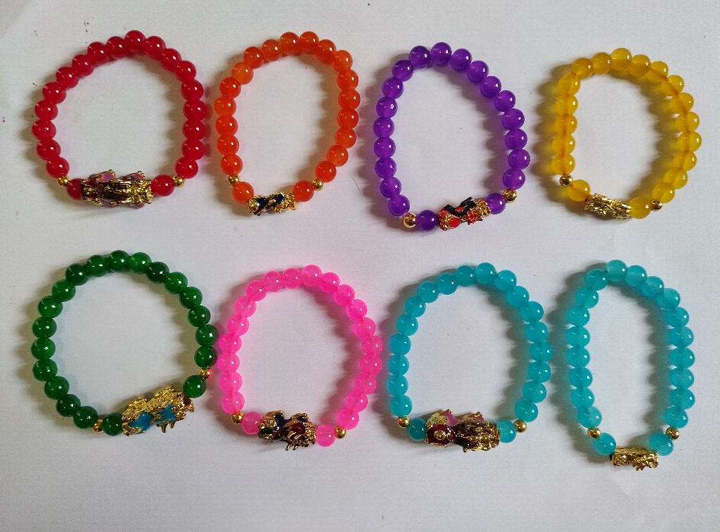 3ชิ้น50 คละสี สร้อยข้อมือ กำไลปี่เซียะ เส้นรอบ16ซม ลูกปัด 8 มม