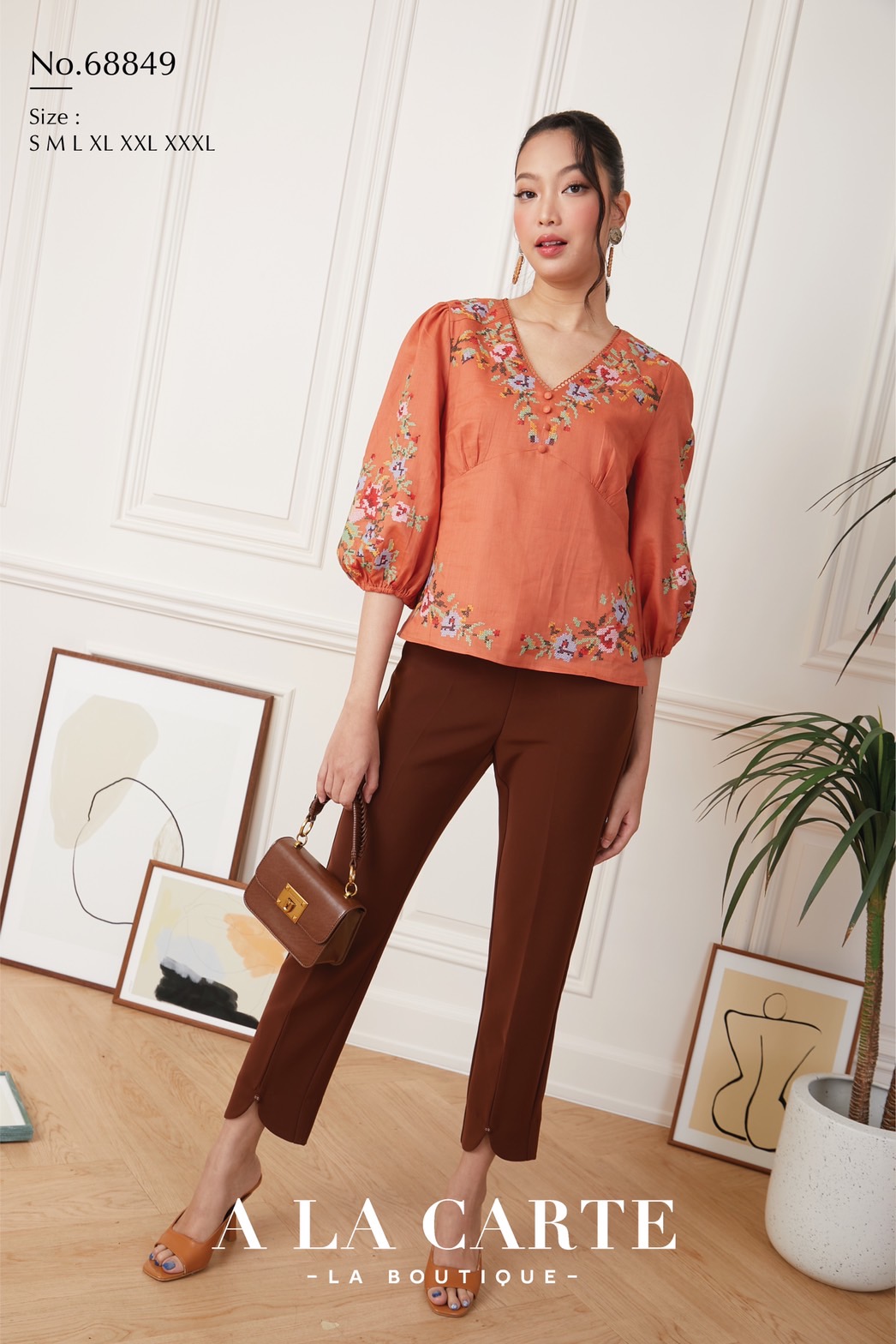 68849 💐A La Carte💐เสื้อลินินแขน 3 ส่วน เนื้อผ้าบางใส่สบาย ซับในผ้าคอตตอน งานปักลายครอสติส ตัดต่อช่วงบ่าด้านหน้า ทรงเสื้อตัดต่อคัทวี ดูเพรียว🦋 สีดำ 2XL