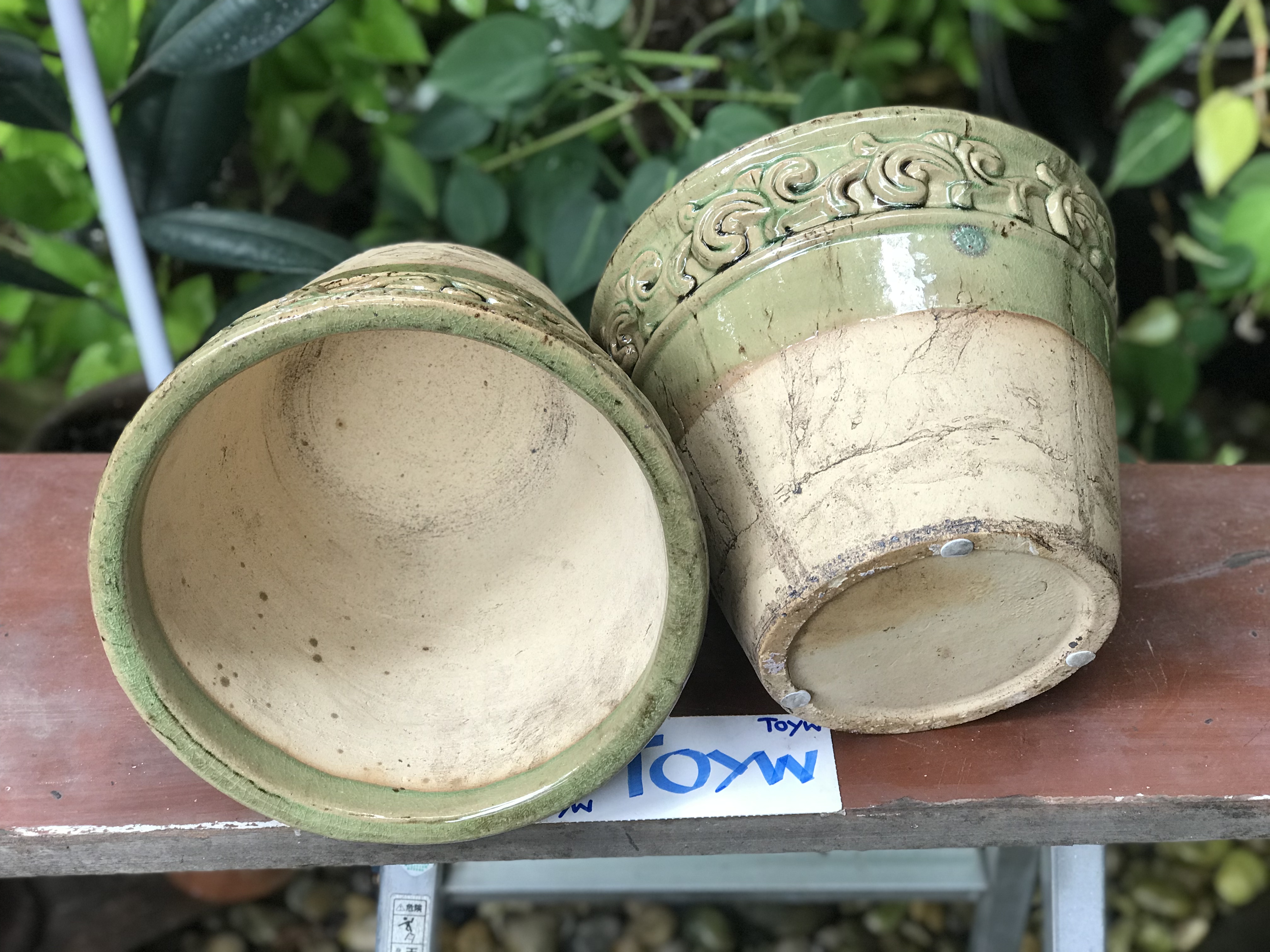 ขายคู่ ไม่รวมต้นไม้ เก็บเก่ากระถาง แจกันลายปั้นนูน น้ำเคลือบสีเขียว สวยสมบูรณ์ ไม่แตกไม่ร้าว ขนาดปากกว้าง 10 นิ้ว สูง 8 นิ้ว