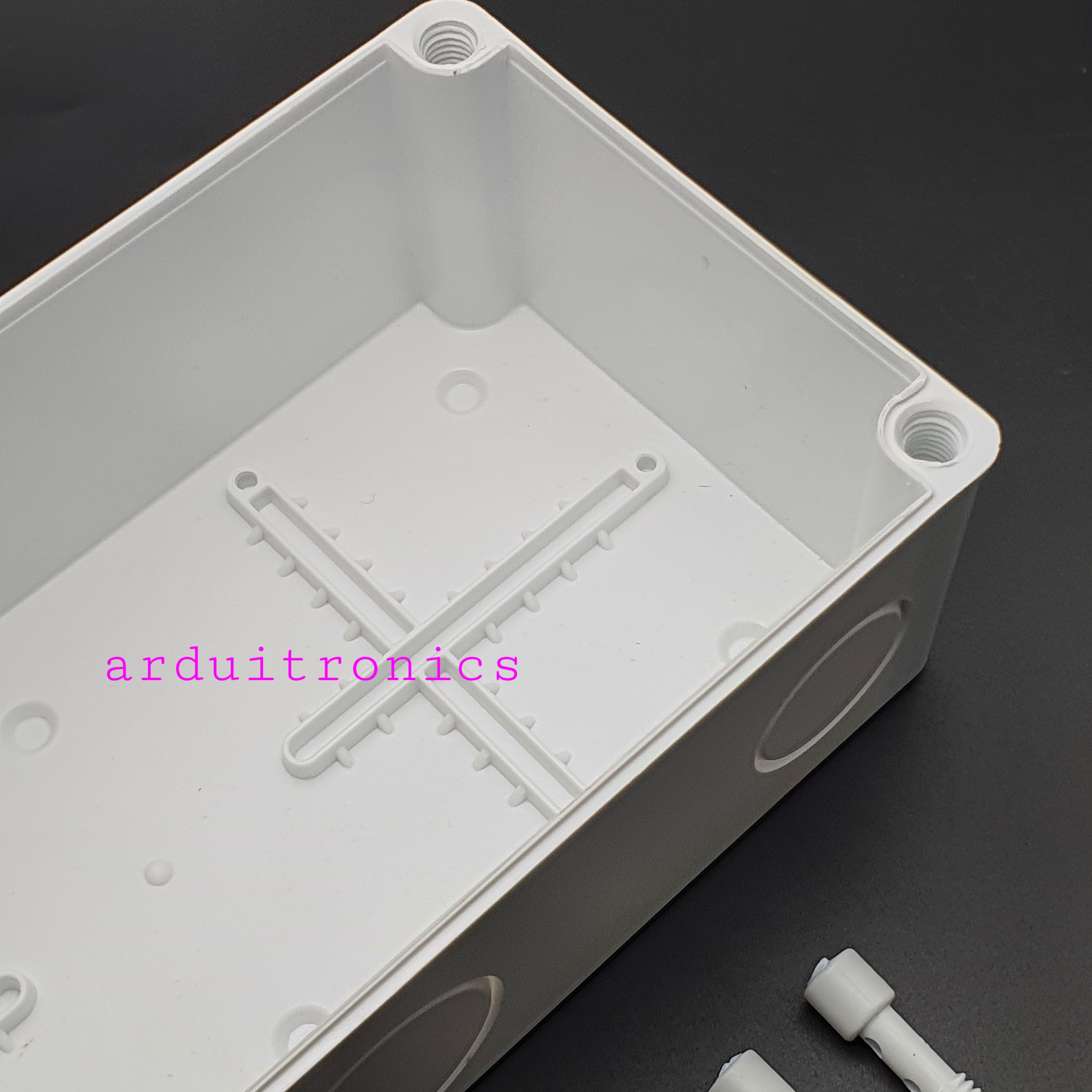 กล่องพลาสติกกันน้ำ สีขาว สำหรับพักสายไฟหรือประกอบวงจรไฟฟ้า ขนาด 12 x 9 x 24.5cm