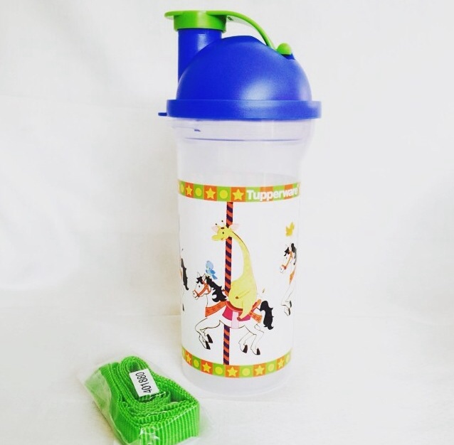 Tupperware กระติกน้ำเด็ก Easy Go ลายม้าหมุน 1 ใบ พร้อมสายสะพาย