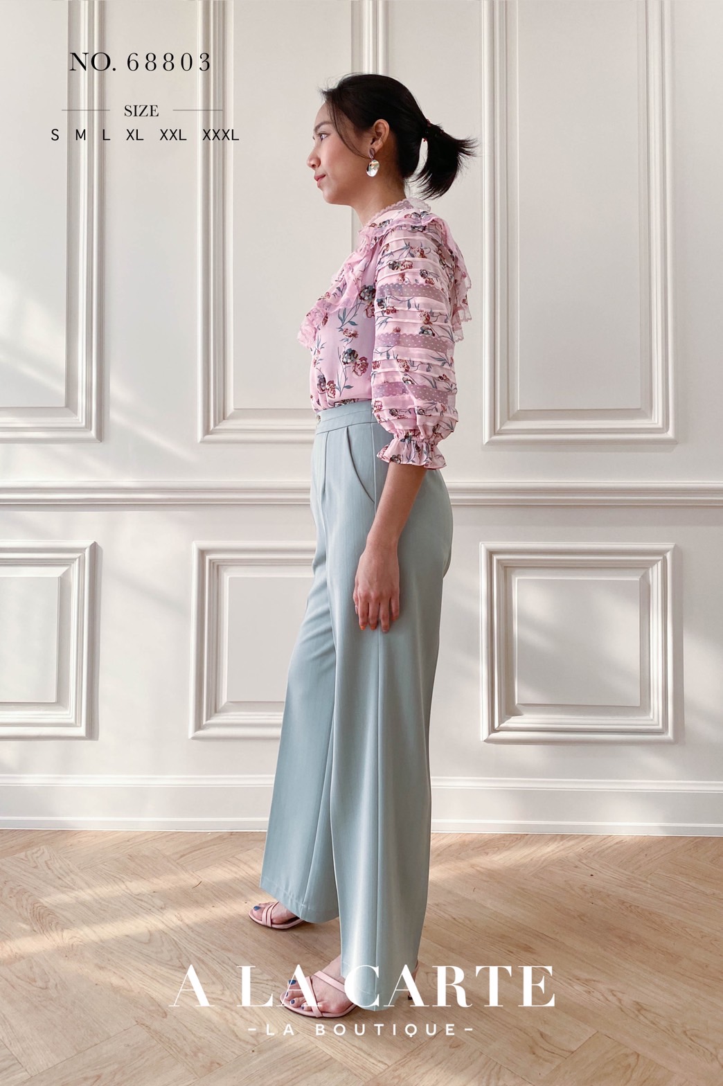 68803🍁A La Carte⚘️ 🍁เสื้อชีฟองพิมพ์ลาย ดีเทลตัดสลับทริมลูกไม้แบบชิ้นต่อชิ้น เรียงกันที่ช่วงอกและแขนเสื้อ คอปลดกระดุมได้ มีระบายโค้งรอบคอ แขนเสื้อ 3 ส่วนสม็อกยางยืดมีระบาย สีชมพู M สีฟ้า S สีดำ M,XL,2-XL