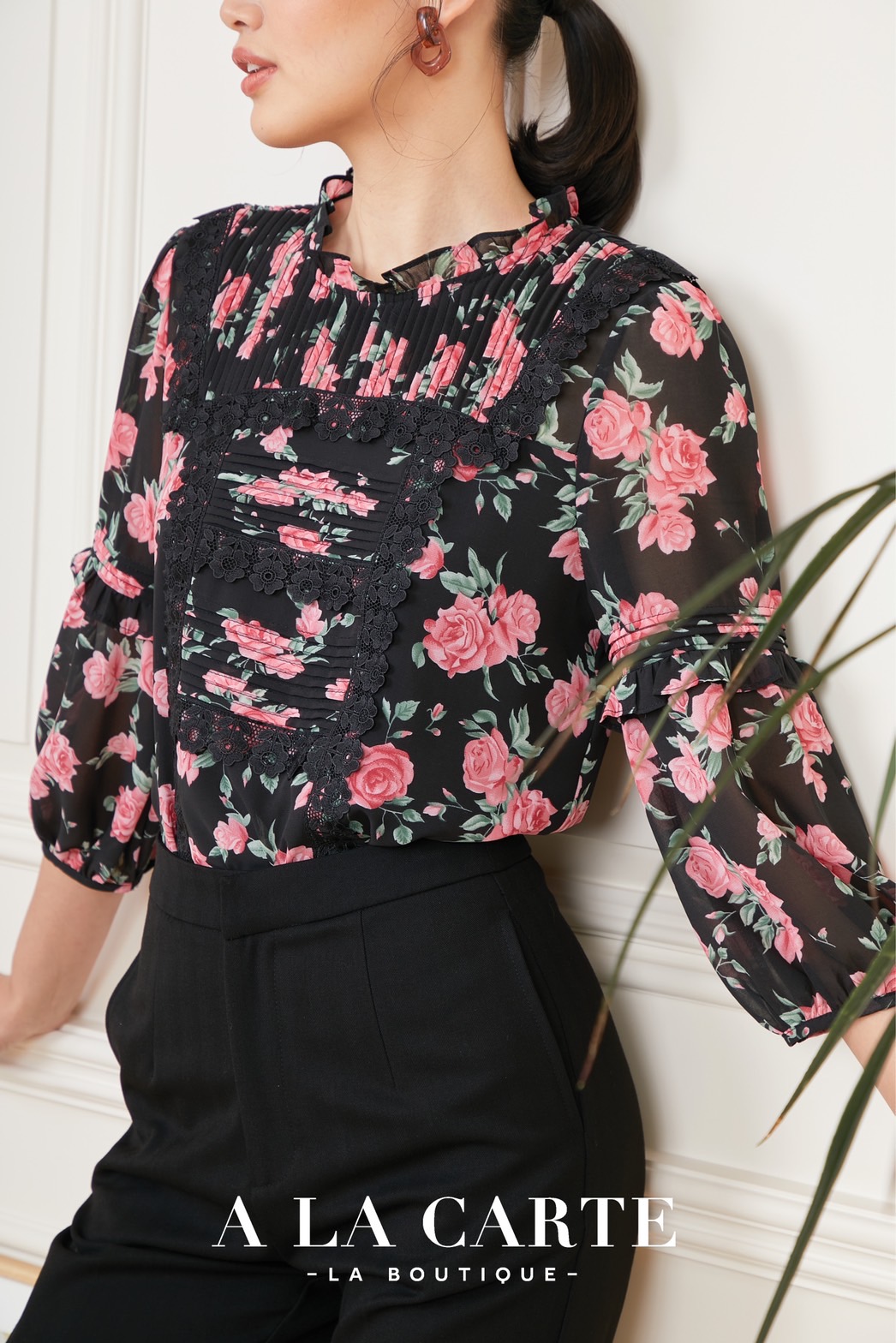 68851 🌸 A La Carte 🌸เสื้อชีฟองพิมพ์ลายดอกกุหลาบ ตีเกล็ดวางสลับแนวนอนแนวตั้ง ตัดต่อใส่เชิงทริมลายดอก แขนตัดต่อและเชื่อมด้วยการตีเกล็ดมีระบาย ทรงพองออกสวย สีดำ S,M,XL-3XL ฟ้า S ชมพู S
