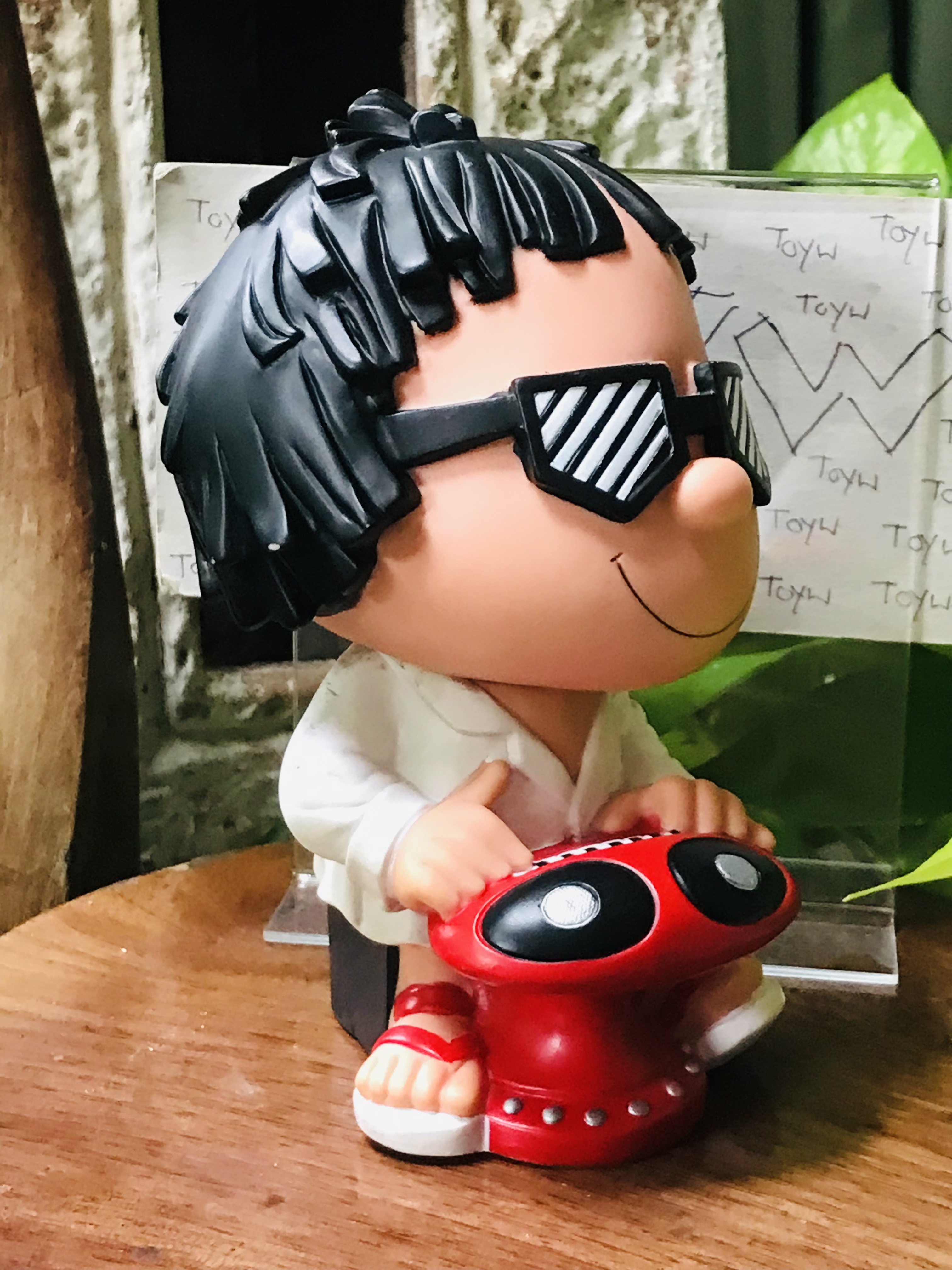 เก็บเก่า กระปุกออมสิน ออมสินโก๋แก่ ตุ๊กตาโมเดลโก๋แก่ Koh Kae 1.ออมสินโก๋แก่นักดนตรี กว้าง 3.8 นิ้ว สูง 7.5 นิ้ว