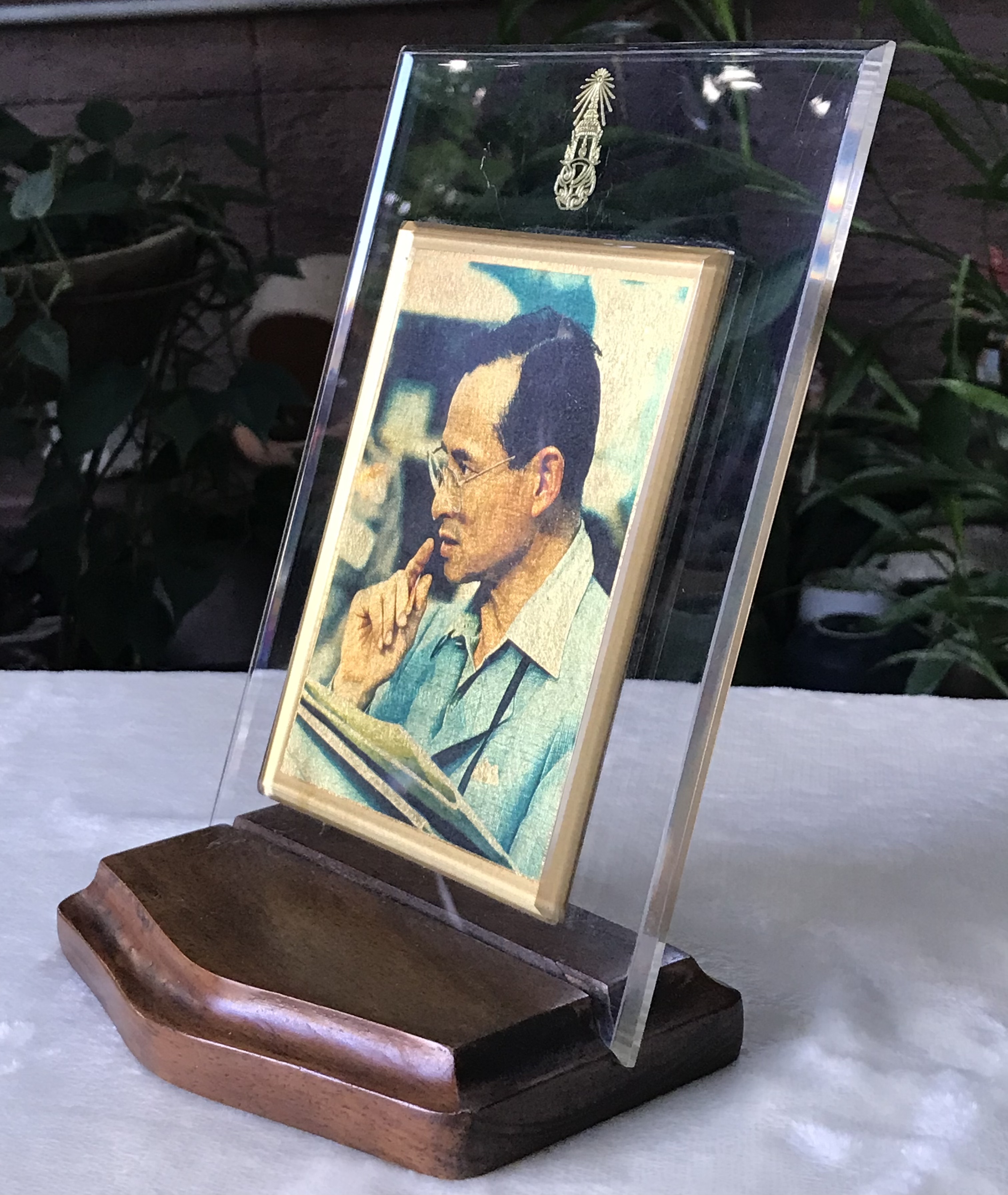 เลขกำกับ A08996 พระบรมฉายาลักษณ์ทองคำ ในหลวง รัชกาลที่ 9 ฉลองสิริราชสมบัติครบรอบ 50 ปี ทำจากทองสุทธิ 97.66 %