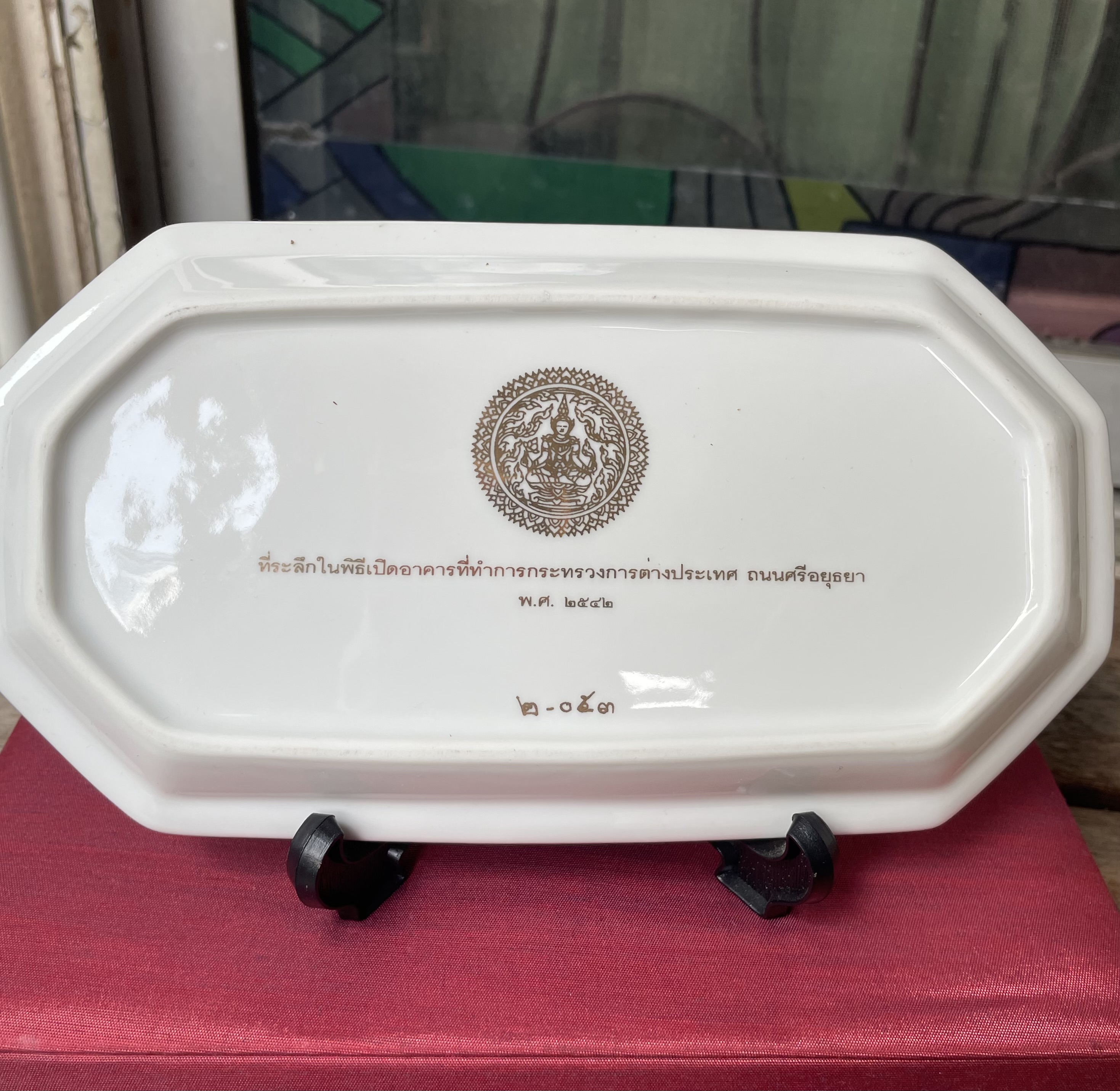 เก่าเก็บกว่า 25 ปี จานโชว์เบญจรงค์เขียนลายเรือสุพรรณหงส์น้ำทอง Benjarong Show Plate of the Suphannahong