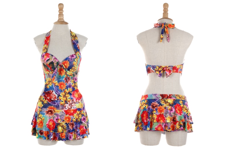 ***พรีออเดอร์***บิกินี่ชุดว่ายน้ำวันพีซ one-piece สีแดงลายดอกไม้ เล่นดีเทลเว้าด้านข้างโชว์ sexy เล็กๆ ตะขอด้านหลังติดโบว์ สดใสน่ารักรับลมทะเล สวยเหมือนแบบค่ะ