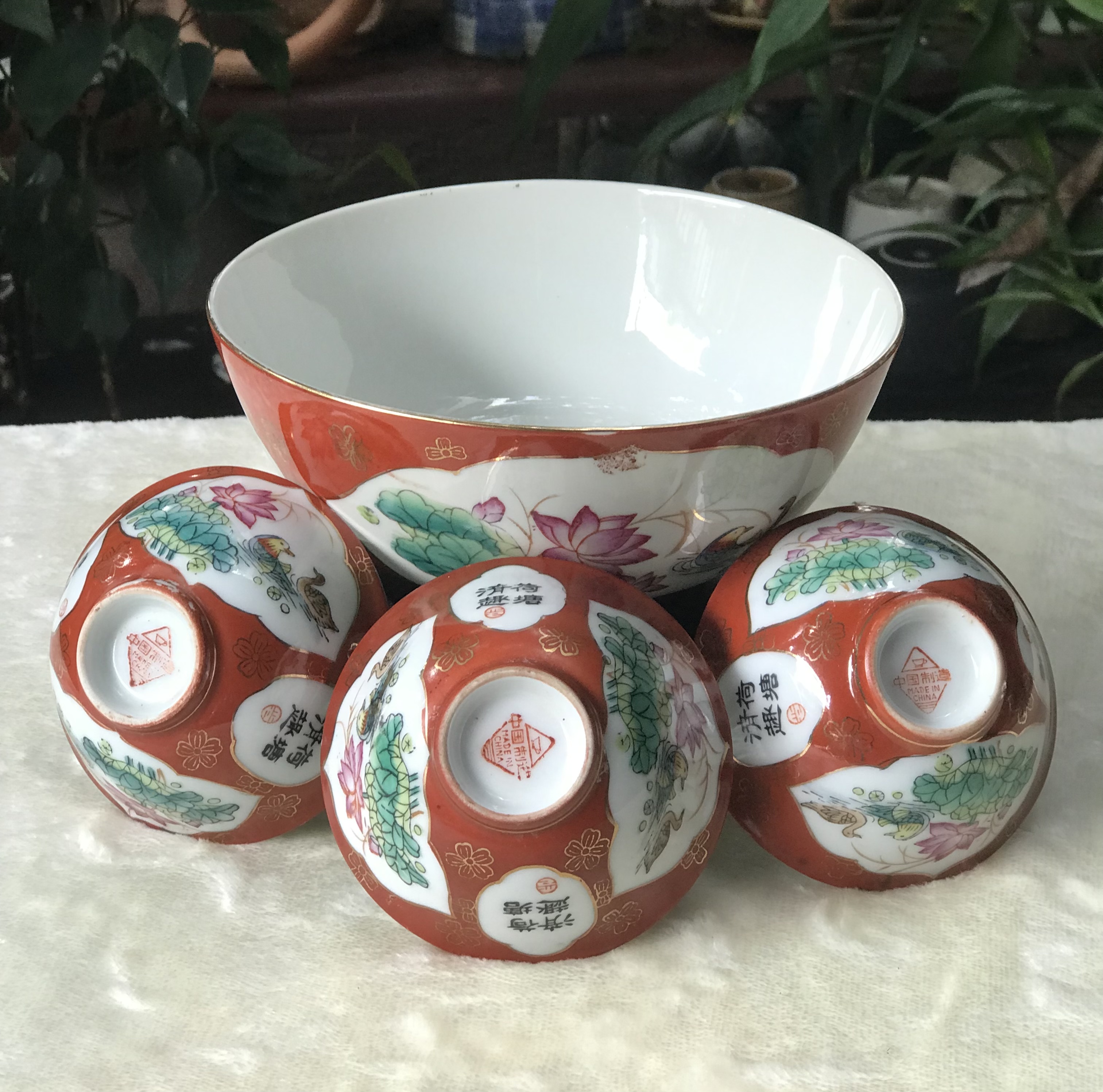ชุด 4 ใบ/ชาม 1 ใบ และถ้วย 3 ใบ เนื้อกระเบื้องกังใส เขียนลายดอกบัวน้ำทอง Porcelain Hand Painted Floral, red and gold bowl