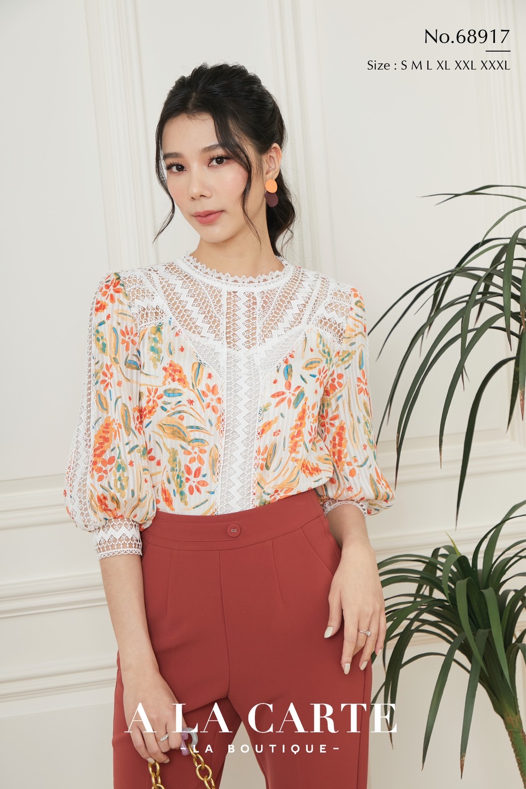 68917💍 💐A La Carte💐เสื้อชีฟองพิมพ์ลายดอก แขน 3 ส่วน ช่วงอกตัดต่อลูกไม้เนื้อทอวางเป็นแนววีให้ดูเพรียว มีซับสายเดี่ยวสีพื้นด้านใน แขนแต่งลูกไม้🌸สีขาว L ดำ S-3XL