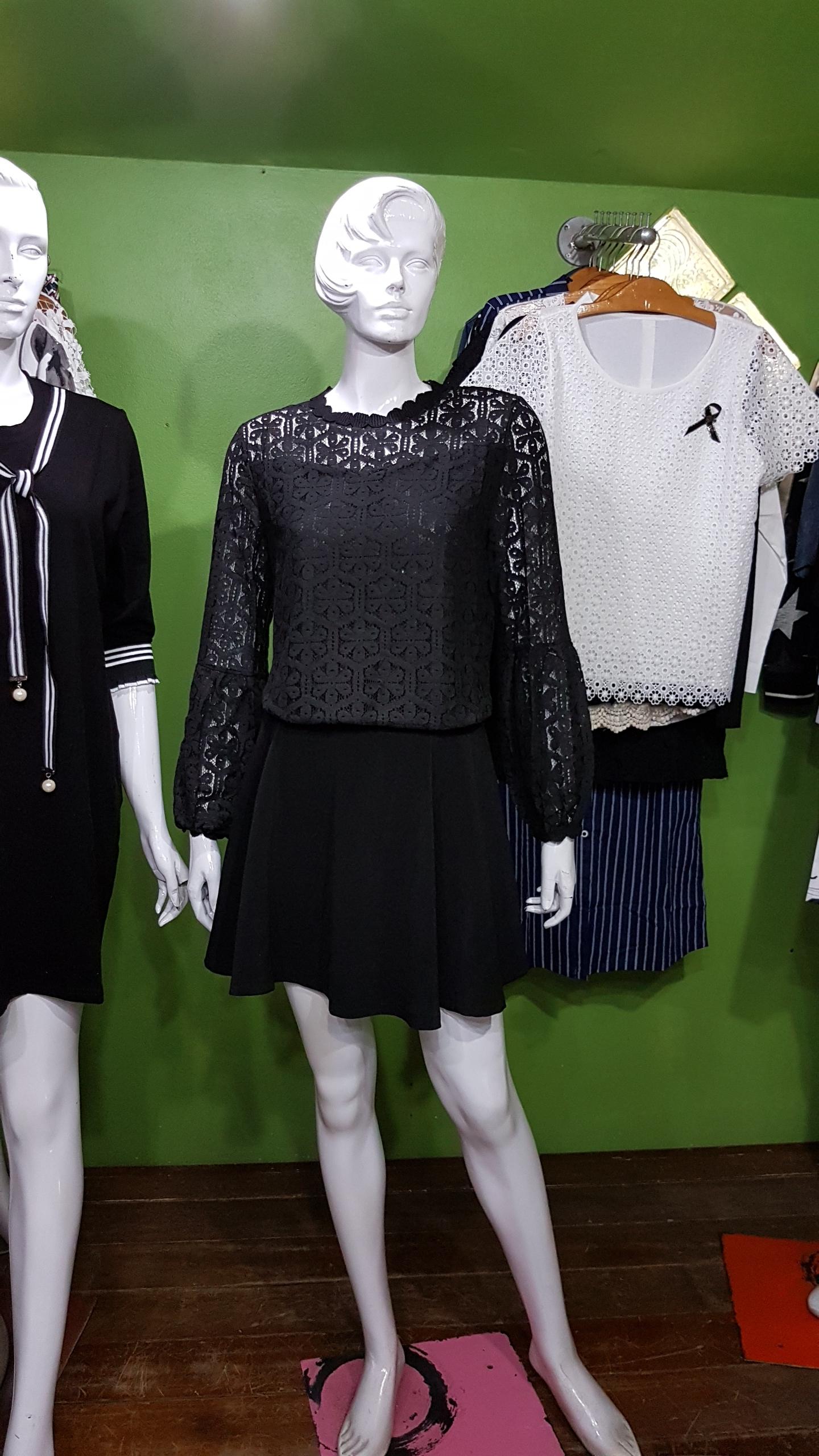 เสื้อลูกไม้แขนยาวสีดำ SO GOOD มีซับใน ( ผ้าไม่ยืดค่ะ ) ค่ะ