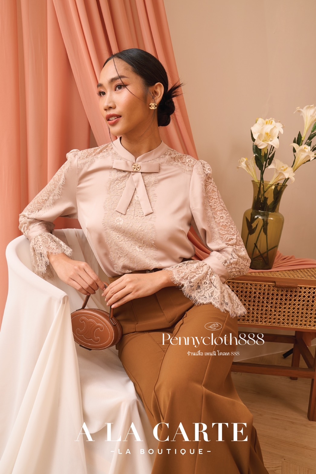 69541 เสื้อซาตินผสมจอร์เจีย ผ้าเนื้อเย็นใส่สบาย คอกลมแต่งโบและลูกไม้ มีซับใน แขนยาว สีขาว สีครีม สีเทาอมฟ้า