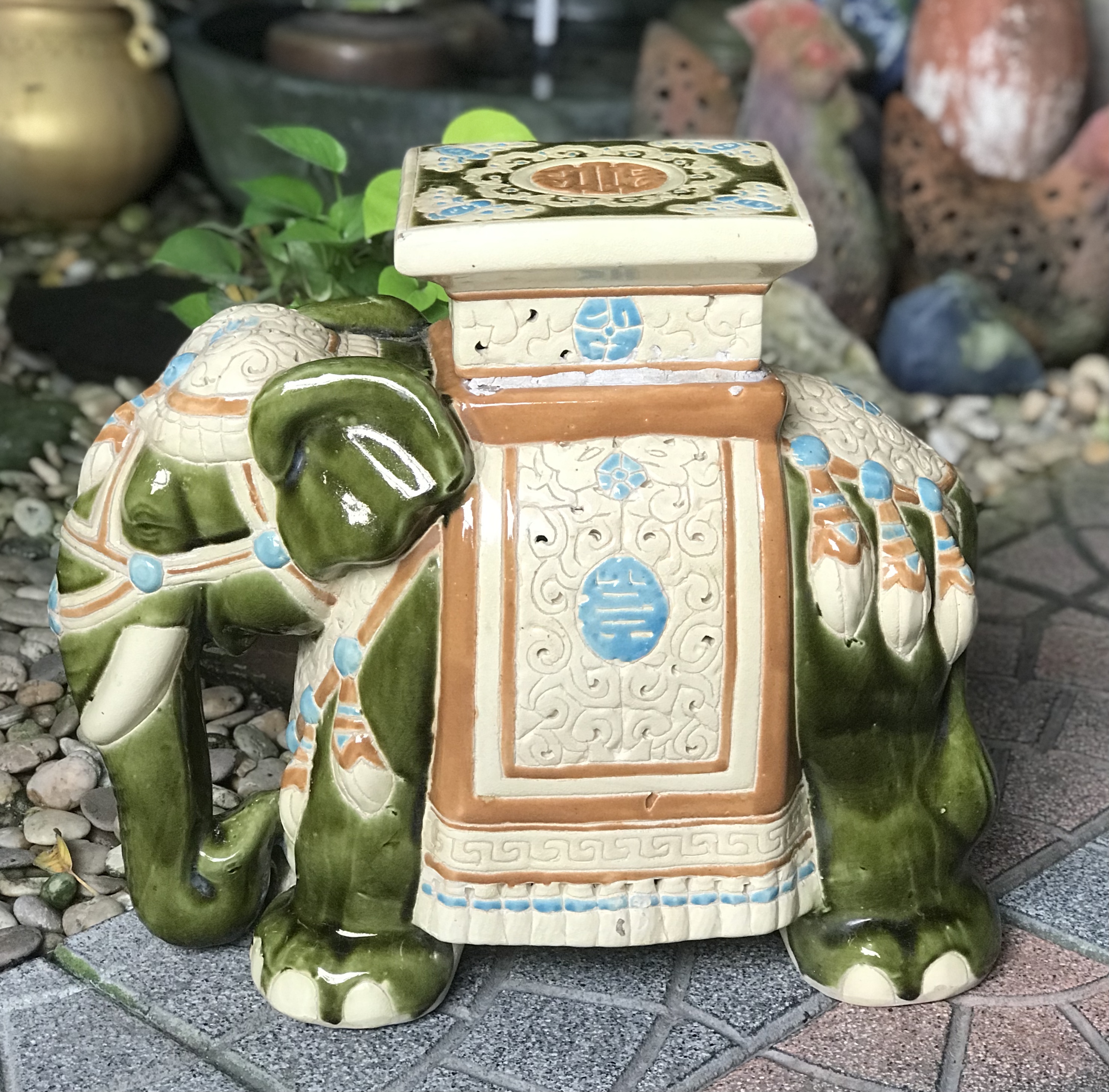 1 เชือก เก่ากว่า 40 ปี กี๋ช้าง กี๋วางกระถาง แจกัน รูปปั้นช้างทรงเครื่อง LARGE CERAMIC ELEPHANT PLANT STAND SIDE TABLE, 1980S