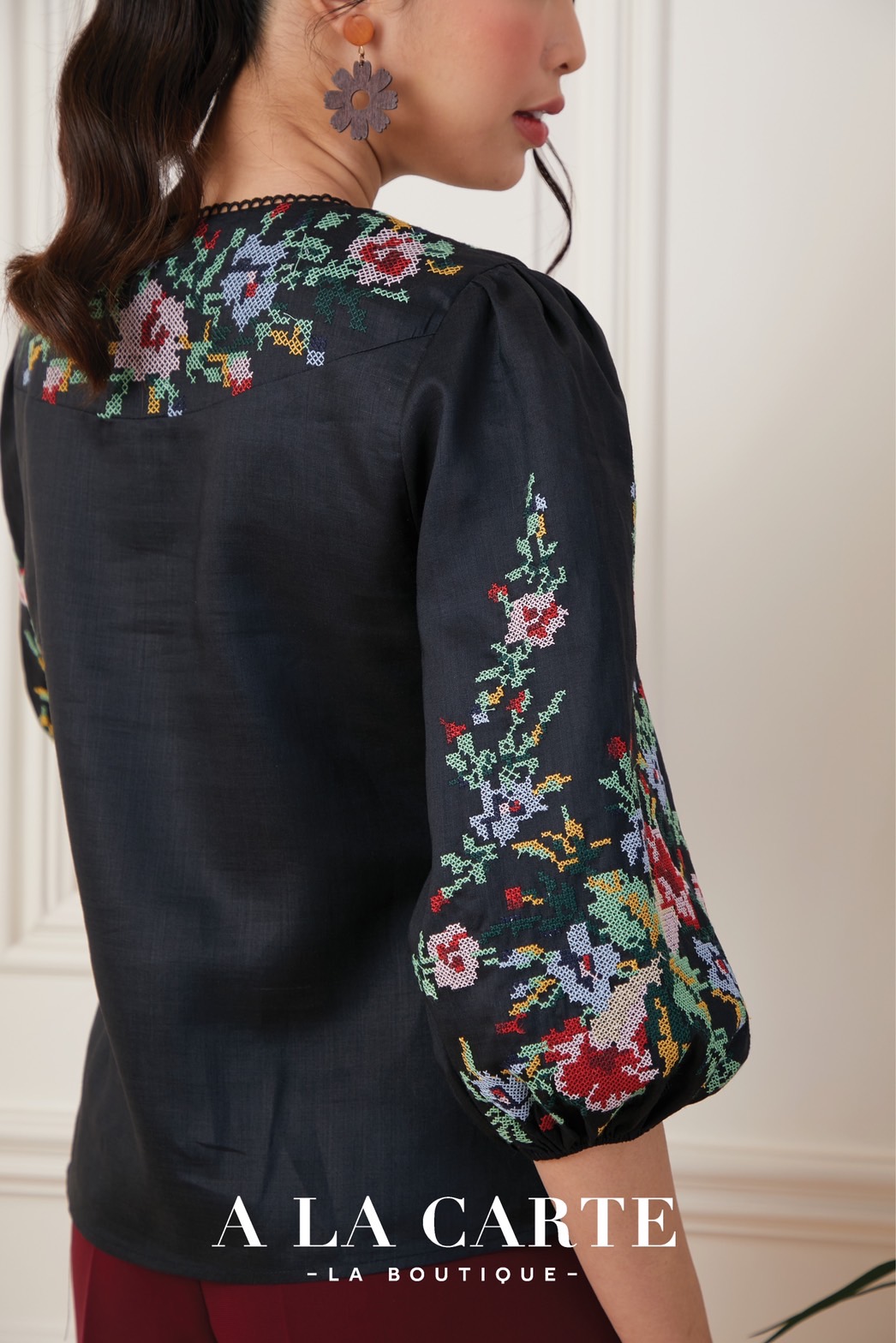 68849 💐A La Carte💐เสื้อลินินแขน 3 ส่วน เนื้อผ้าบางใส่สบาย ซับในผ้าคอตตอน งานปักลายครอสติส ตัดต่อช่วงบ่าด้านหน้า ทรงเสื้อตัดต่อคัทวี ดูเพรียว🦋 สีดำ 2XL