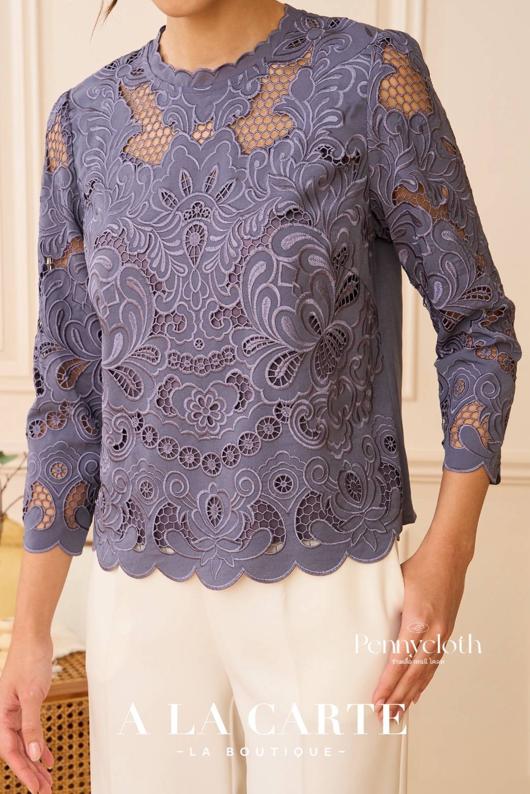 A La Carte รหัส 69979 เสื้อจอร์เจีย งานปักลูกไม้ คอกลม แขนกระบอก มีซับใน ซิปหลัง by PENNY CLOTH