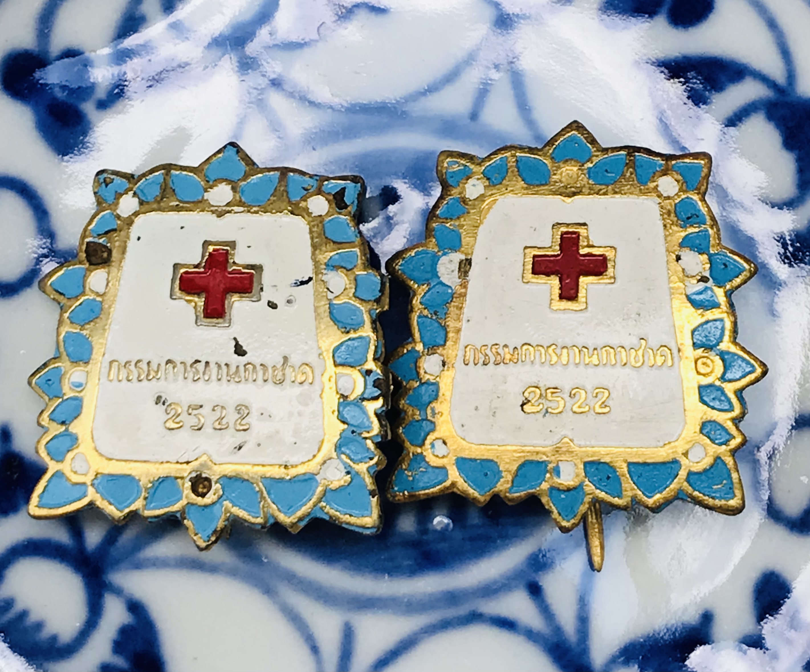 ชิ้นละ 390 บาท งานเก่าหายาก สำหรับนักสะสม เข็มที่ระลึก เข็มกลัด เข็มกรรมการงานกาชาด ปี 2518, 2521, 2522, 2523, 2528 และ 2529