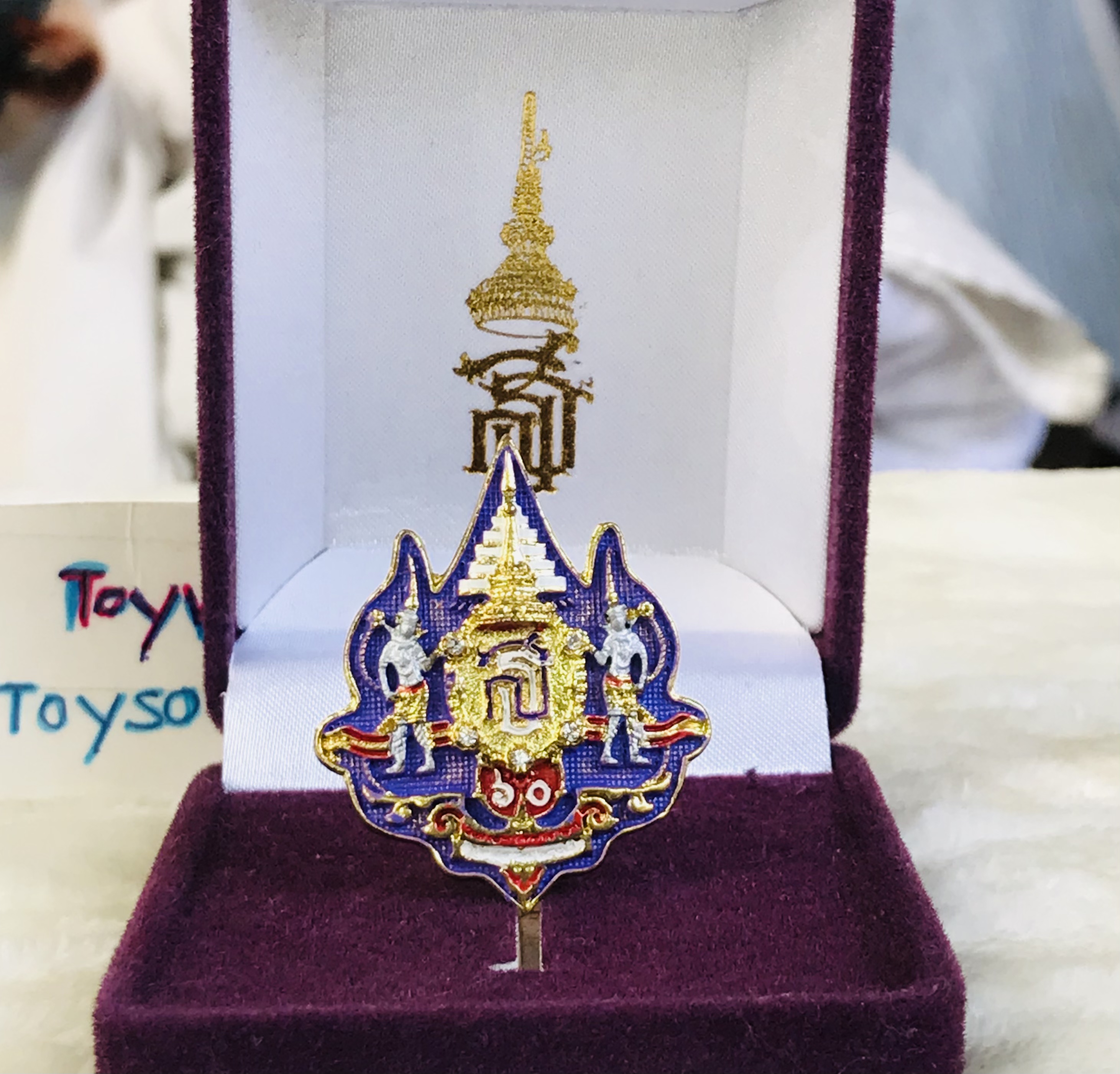เก่าเก็บ เข็มกลัดที่ระลึก 60 พรรษา สมเด็จพระเทพฯ 2 เมษายน 2558 ขนาดกว้าง 3.5 ซม สูง 4 ซม