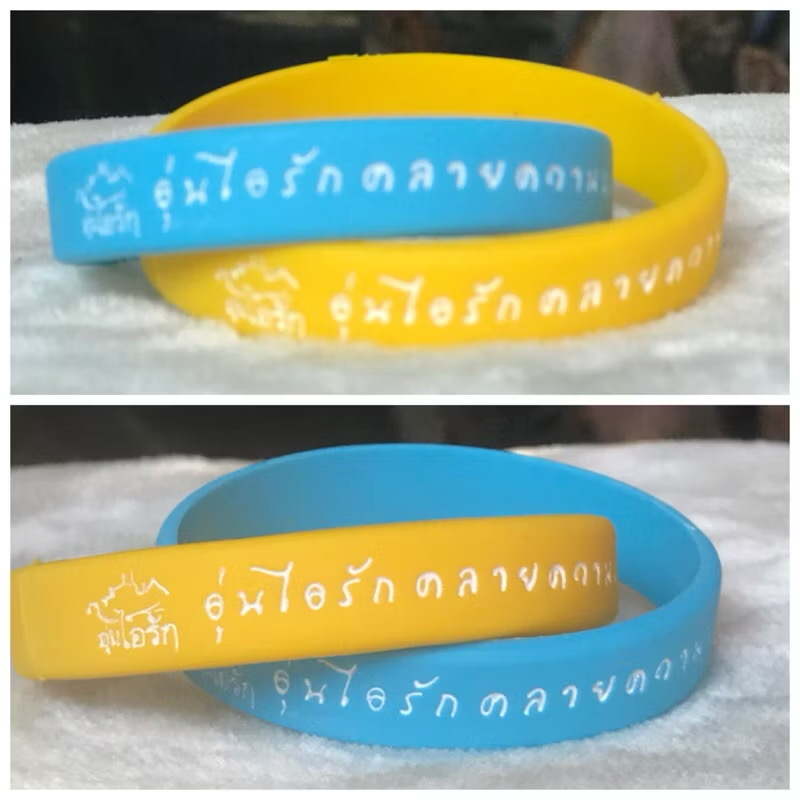 ￼เก่าเก็บ Wristband ริชแบรนด์บรรจุซอง สายรัดข้อมืออุ่นไอรักแบบเส้นไขว้สองสี สีฟ้าไขว้สีเหลือง