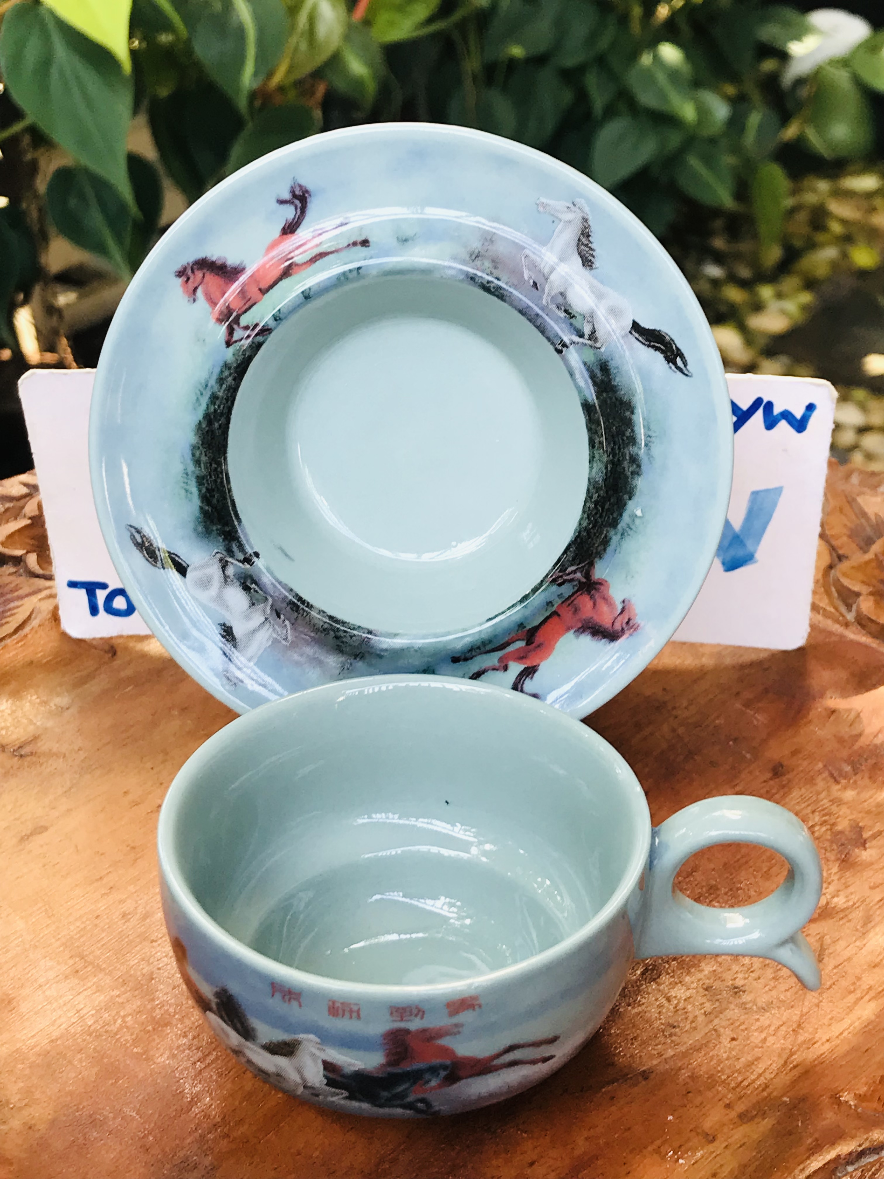 ชุดถ้วยกาแฟ ถ้วยชา พร้อมจานรอง ลายมงคล ลายม้า 8 ตัว #ความสำเร็จแปดทิศ ขนาดถ้วยกว้าง 3 นิ้ว สูง 2 นิ้ว ขนาดจานรองกว้าง 4 นิ้ว