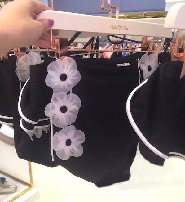 **พร้อมส่ง**บิกินี่ชุดว่ายน้ำทูพีซ two-pieces สีดำ เล่นดีเทล sexy เล็กๆ แต่งระบายผูกโบว์เล็กๆ น่ารักรูปดอกไม้สีขาวที่คอ พร้อมกางเกงเอวสูงแต่งดอกไม้ สดใสน่ารักรับลมทะเล สวยเหมือนแบบค่ะ