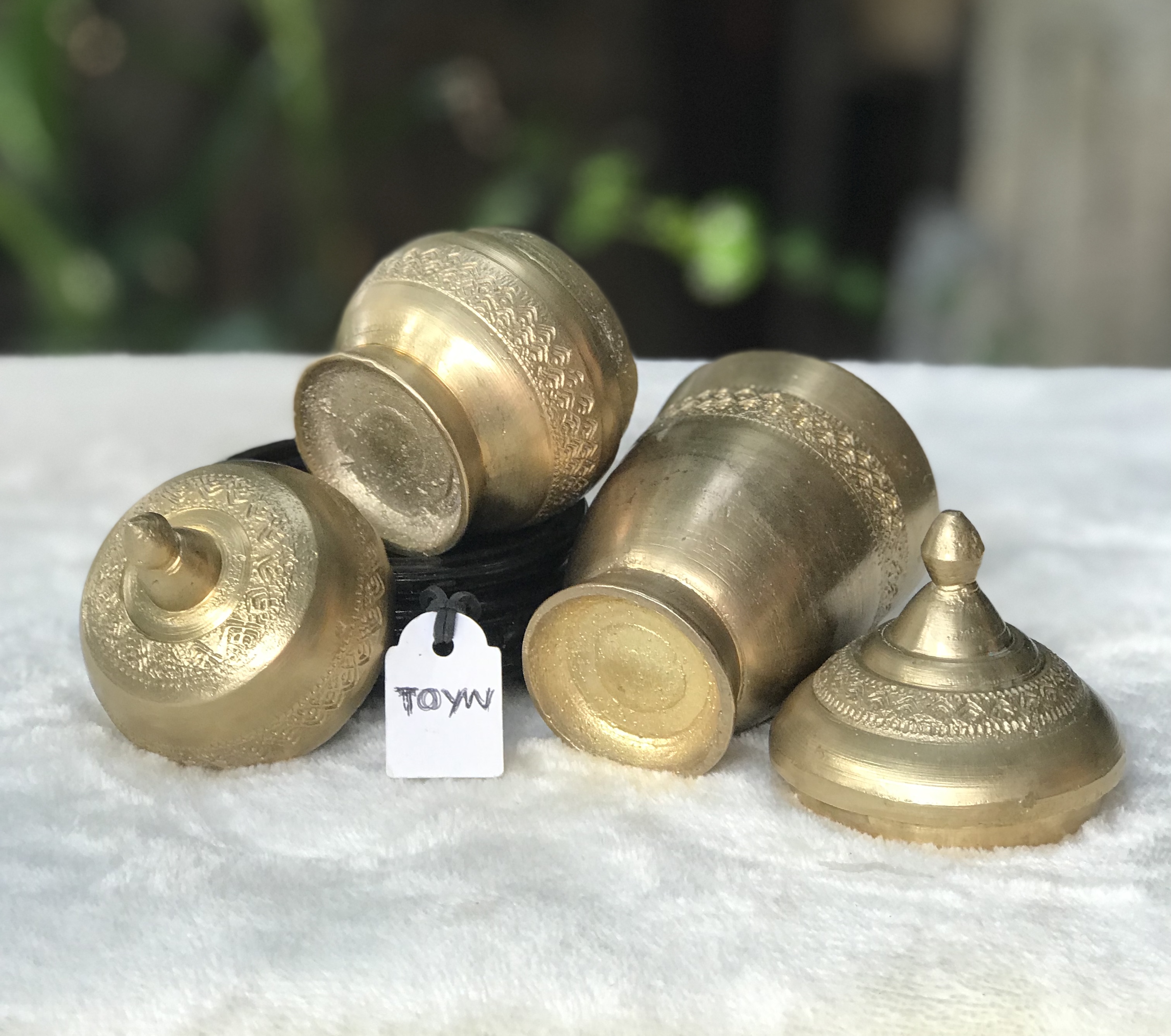 เริ่มต้น 690 บาท Antique Brass cement outlet เต้าปูนทองเหลืองโบราณ ตอกลาย หล่อหนาๆ งานประณีต สวยงามตามแบบไทย เต้าปูนสูง ขนาดลำตัว 2.8 นิ้ว ตัวเต้าสูง(รวมฝา) 4.9 นิ้ว เต้าปูนเตี้ย ขนาดลำตัว 2.7 นิ้ว ตัวเต้าสูง(รวมฝา) 3.5 นิ้ว