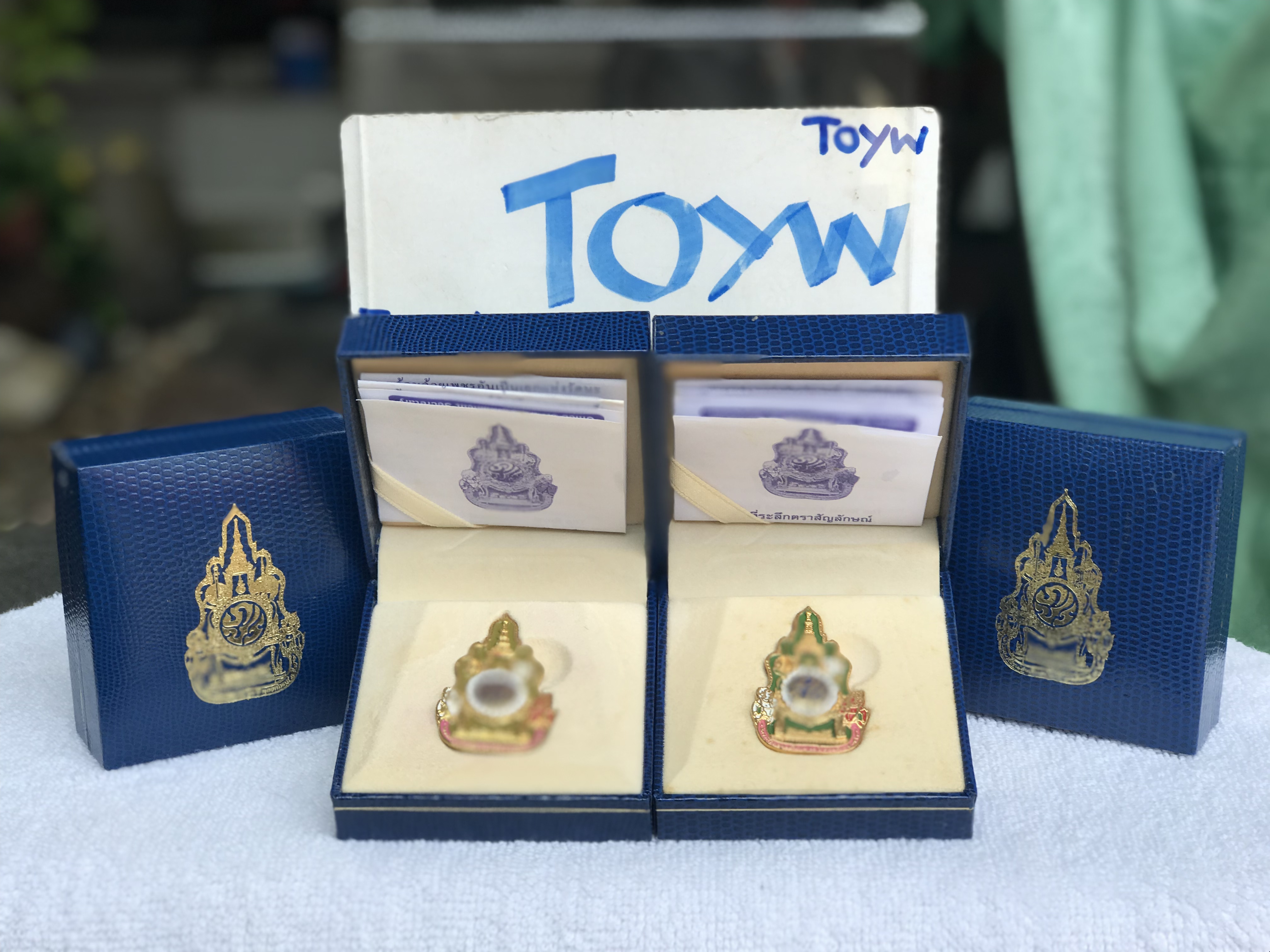 เริ่มต้น 590 บาท เก็บเก่า เข็มกลัดที่ระลึกตราสัญลักษณ์งานฉลองสิริราชสมบัติ 60 ปี ในหลวงรัชกาลที่ 9 สำนักงานปลัดสำนักนายกรัฐมนตรี ขนาดกว้าง 1 นิ้ว สูง 1.5 นิ้ว